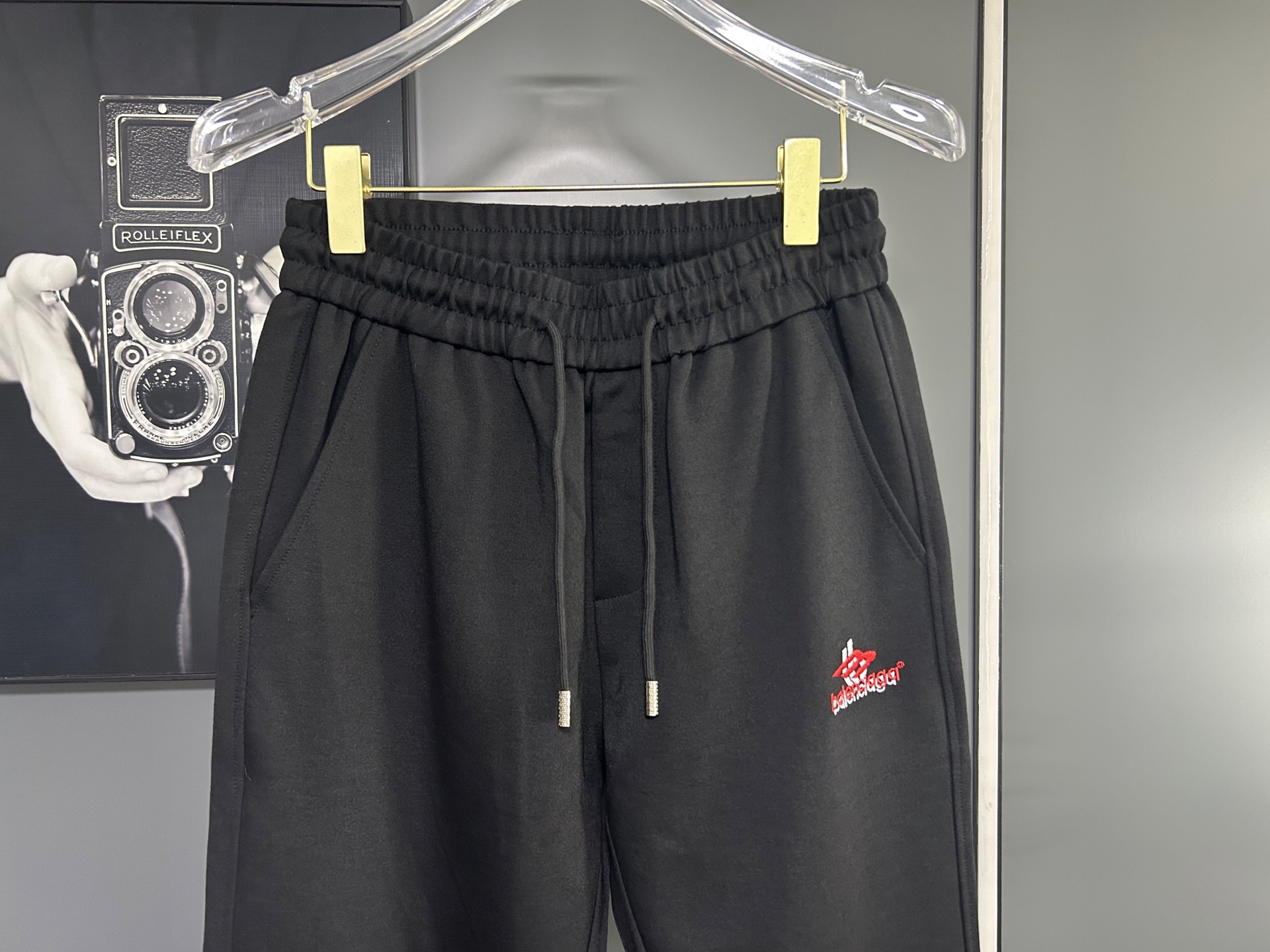 Balenciaga 一比一刺繡Logo褲款 街頭休閒紅標細節| 12 Balenciaga 一比一刺繡Logo褲款 街頭休閒紅標細節