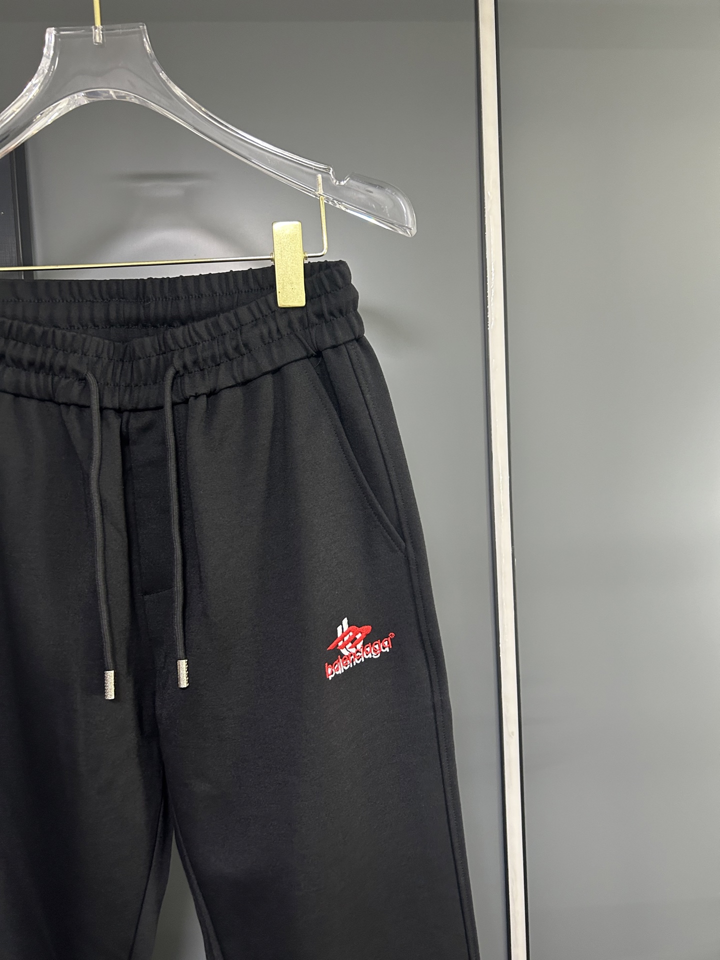 Balenciaga 一比一刺繡Logo褲款 街頭休閒紅標細節| 11 Balenciaga 一比一刺繡Logo褲款 街頭休閒紅標細節