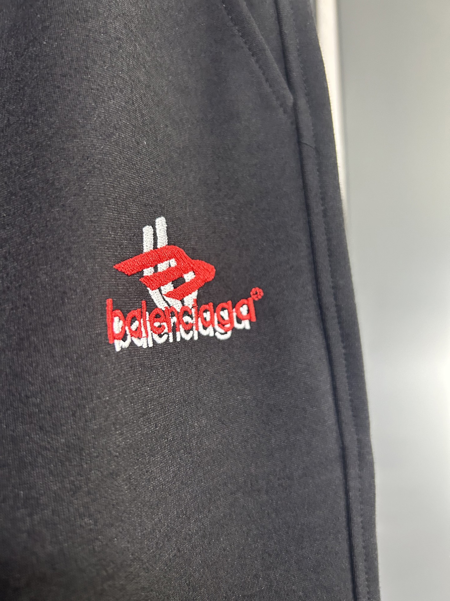 Balenciaga 一比一刺繡Logo褲款 街頭休閒紅標細節| 9 Balenciaga 一比一刺繡Logo褲款 街頭休閒紅標細節
