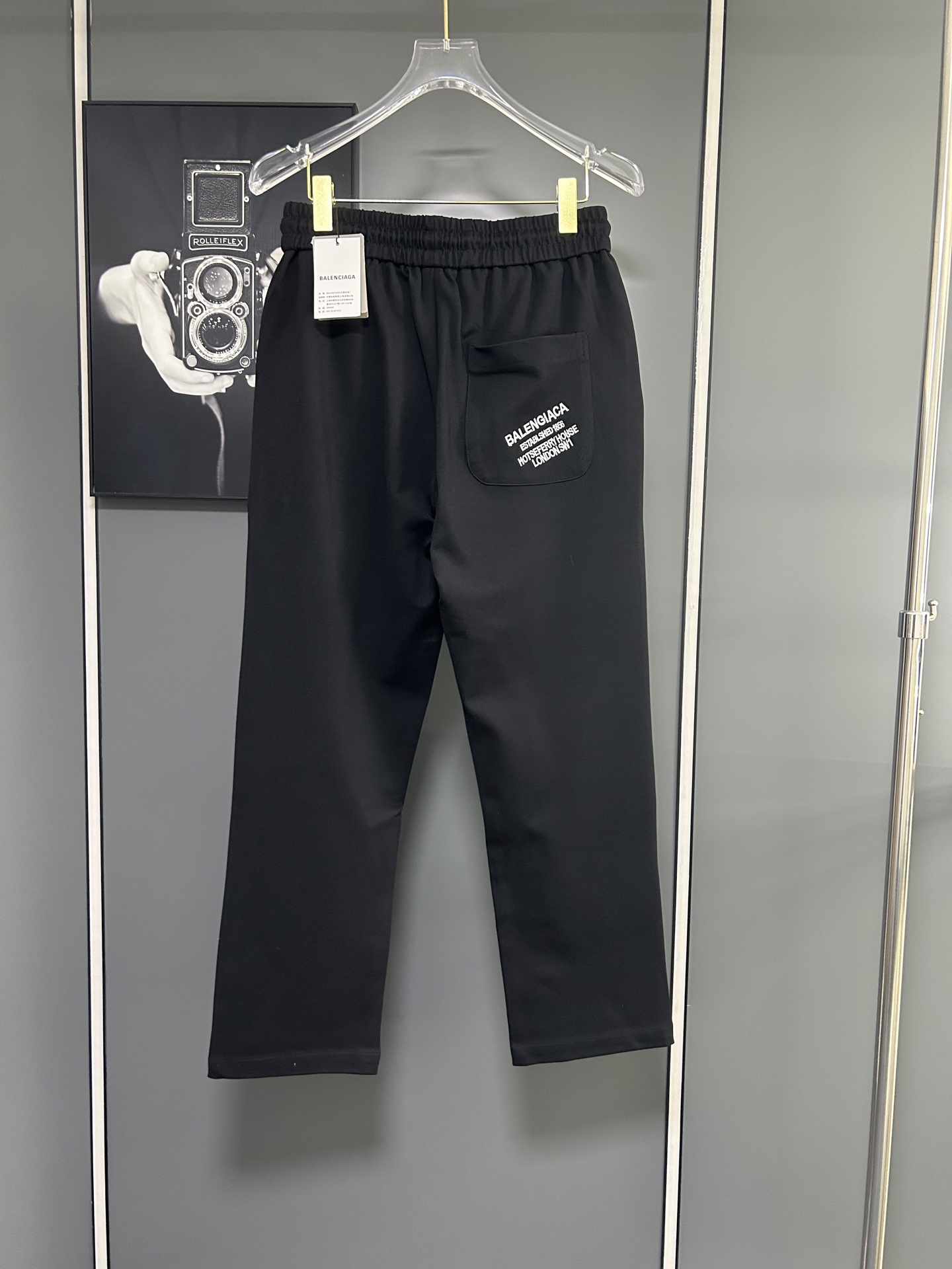 Balenciaga 高仿黑色圓章運動褲 經典徽章百搭設計| 14 Balenciaga 高仿黑色圓章運動褲 經典徽章百搭設計