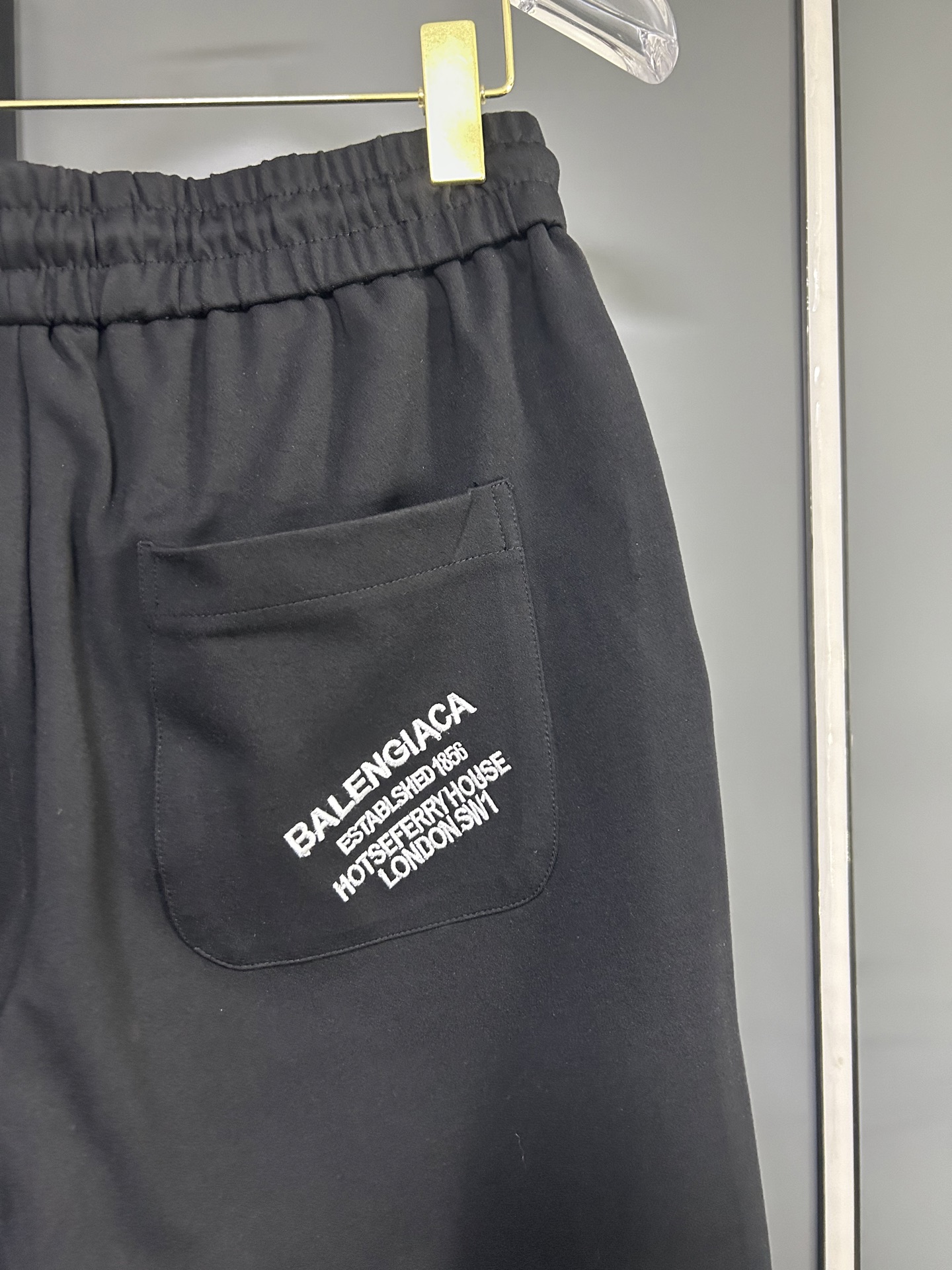 Balenciaga 高仿黑色圓章運動褲 經典徽章百搭設計| 12 Balenciaga 高仿黑色圓章運動褲 經典徽章百搭設計