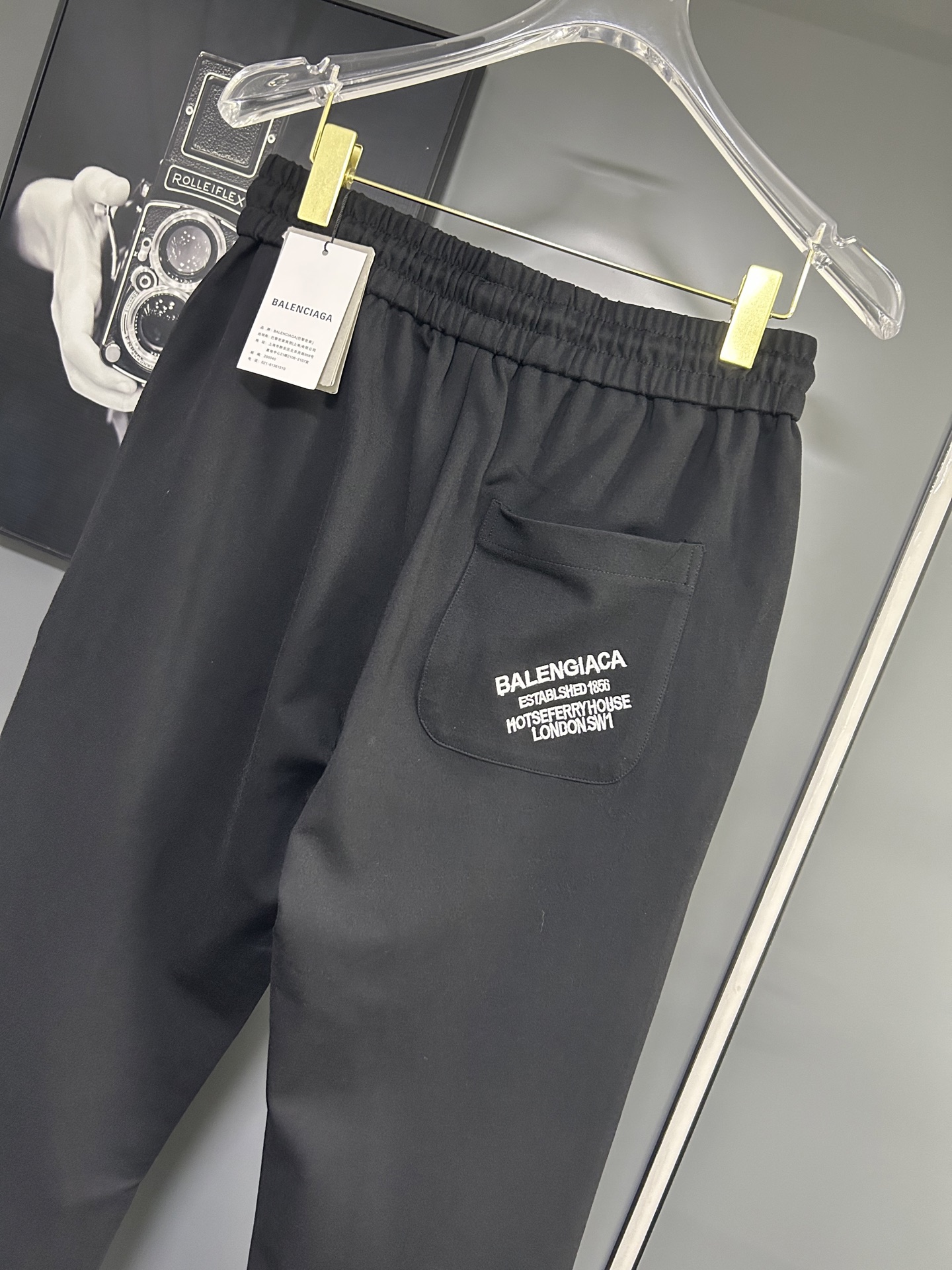 Balenciaga 高仿黑色圓章運動褲 經典徽章百搭設計| 10 Balenciaga 高仿黑色圓章運動褲 經典徽章百搭設計