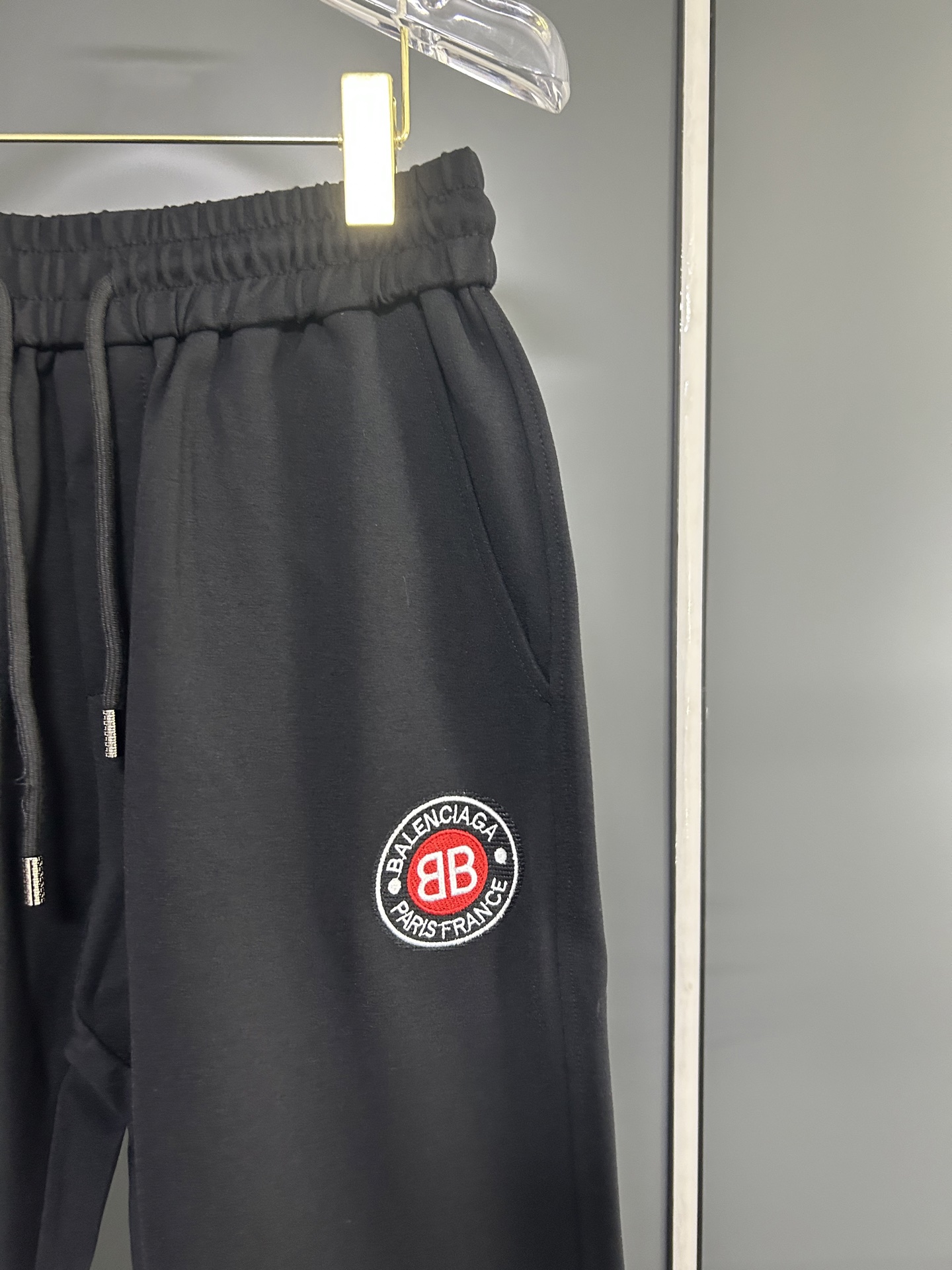 Balenciaga 高仿黑色圓章運動褲 經典徽章百搭設計| 9 Balenciaga 高仿黑色圓章運動褲 經典徽章百搭設計