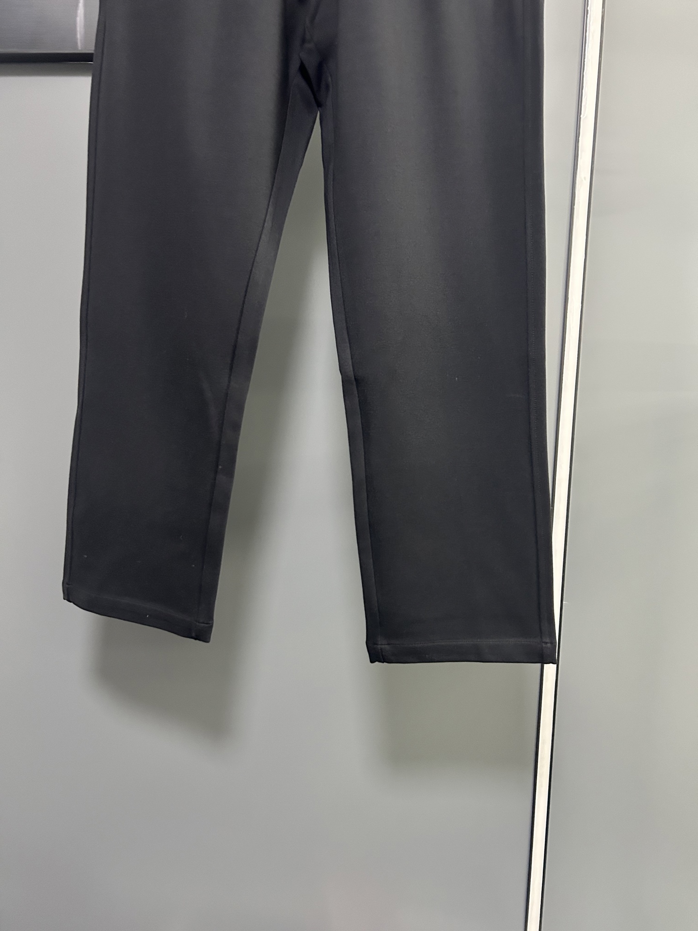 Balenciaga 高仿黑色圓章運動褲 經典徽章百搭設計| 7 Balenciaga 高仿黑色圓章運動褲 經典徽章百搭設計