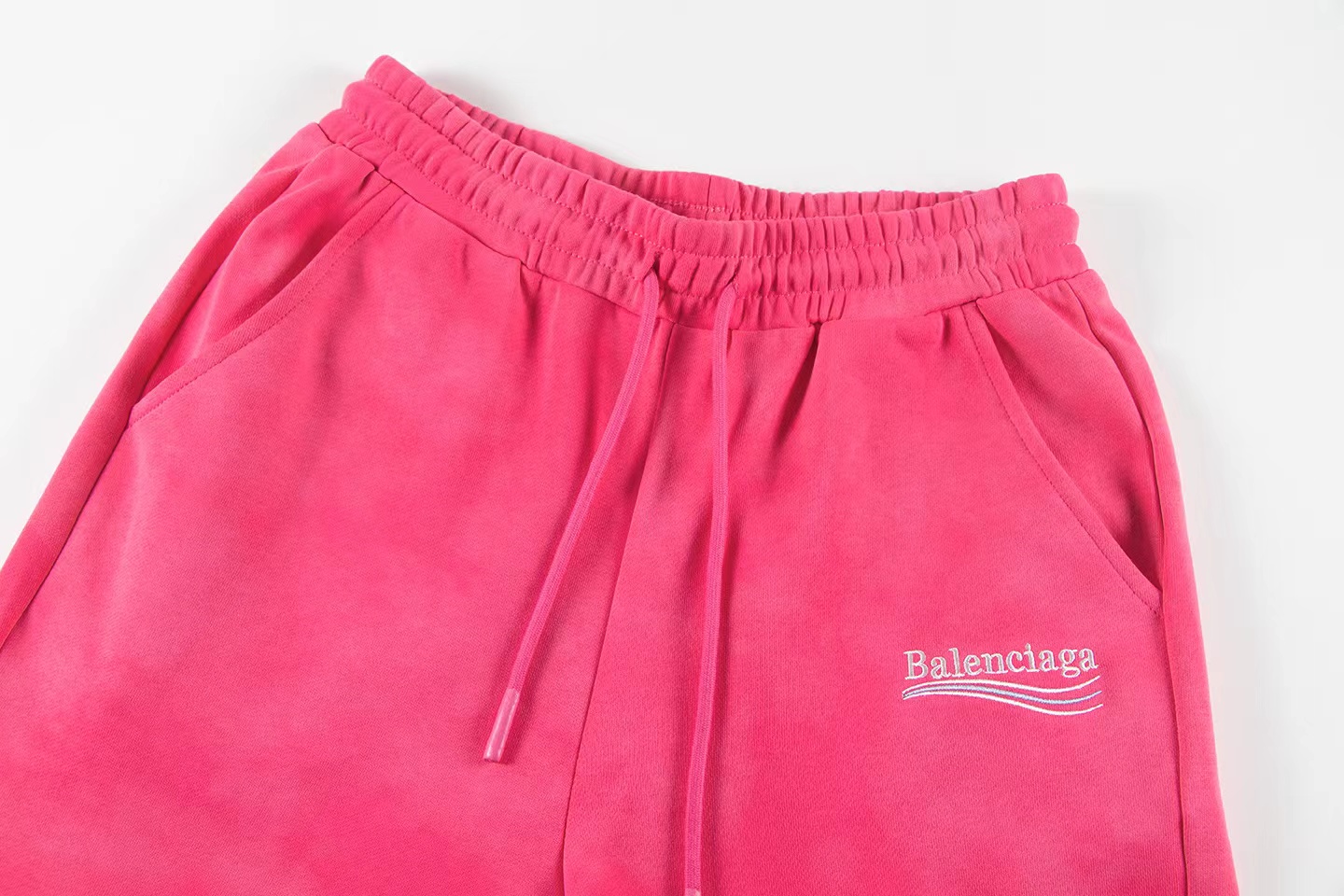 Balenciaga 高仿粉色雲彩染運動褲 寬鬆潮流設計感十足| 12 Balenciaga 高仿粉色雲彩染運動褲 寬鬆潮流設計感十足