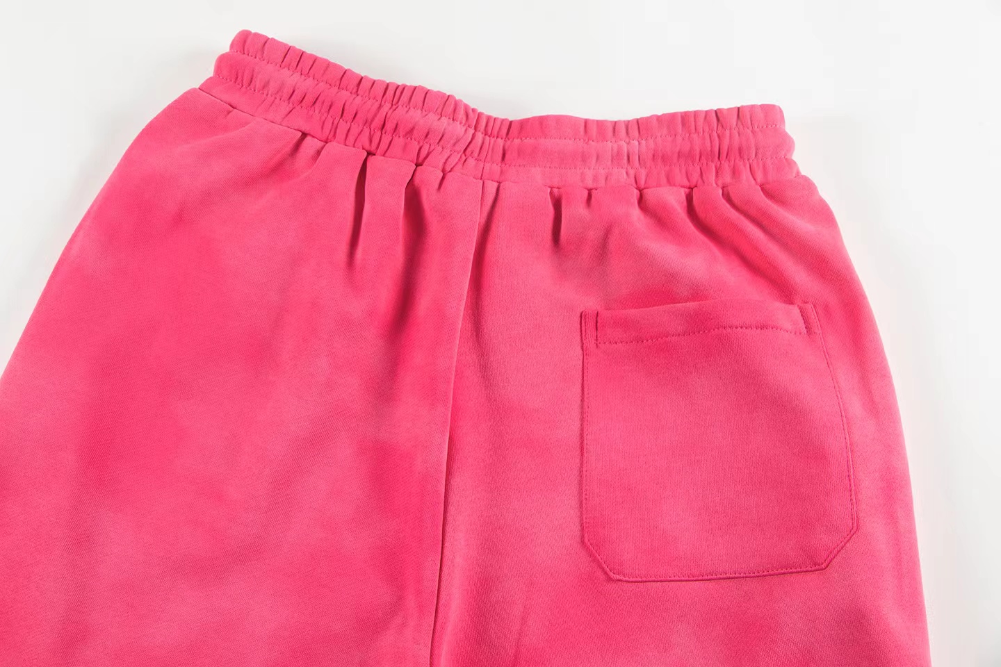 Balenciaga 高仿粉色雲彩染運動褲 寬鬆潮流設計感十足| 11 Balenciaga 高仿粉色雲彩染運動褲 寬鬆潮流設計感十足
