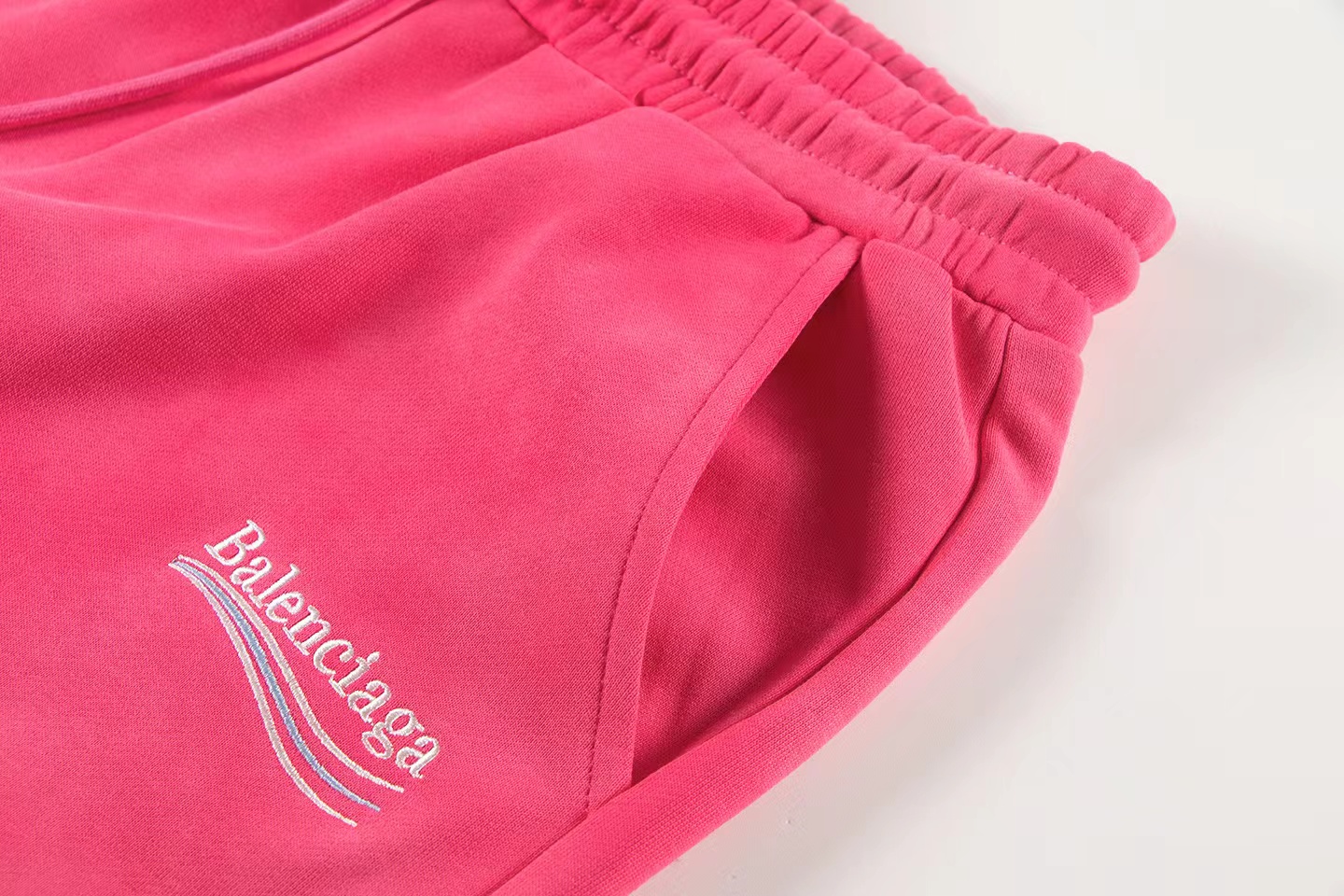 Balenciaga 高仿粉色雲彩染運動褲 寬鬆潮流設計感十足| 10 Balenciaga 高仿粉色雲彩染運動褲 寬鬆潮流設計感十足