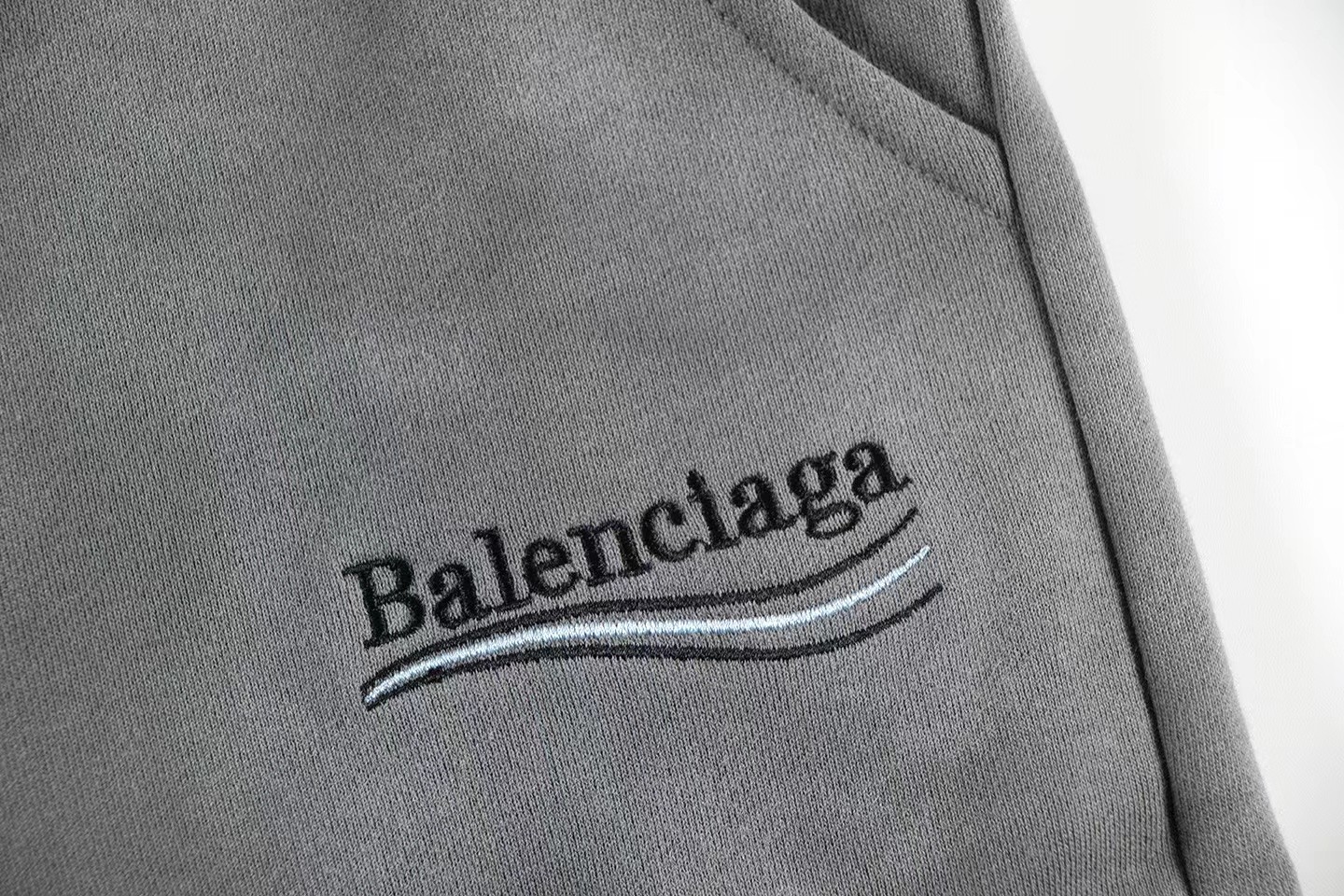 Balenciaga 一比一灰色染感運動褲 低調街頭風格褲款| 13 Balenciaga 一比一灰色染感運動褲 低調街頭風格褲款