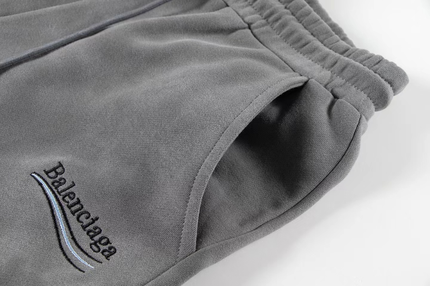 Balenciaga 一比一灰色染感運動褲 低調街頭風格褲款| 10 Balenciaga 一比一灰色染感運動褲 低調街頭風格褲款