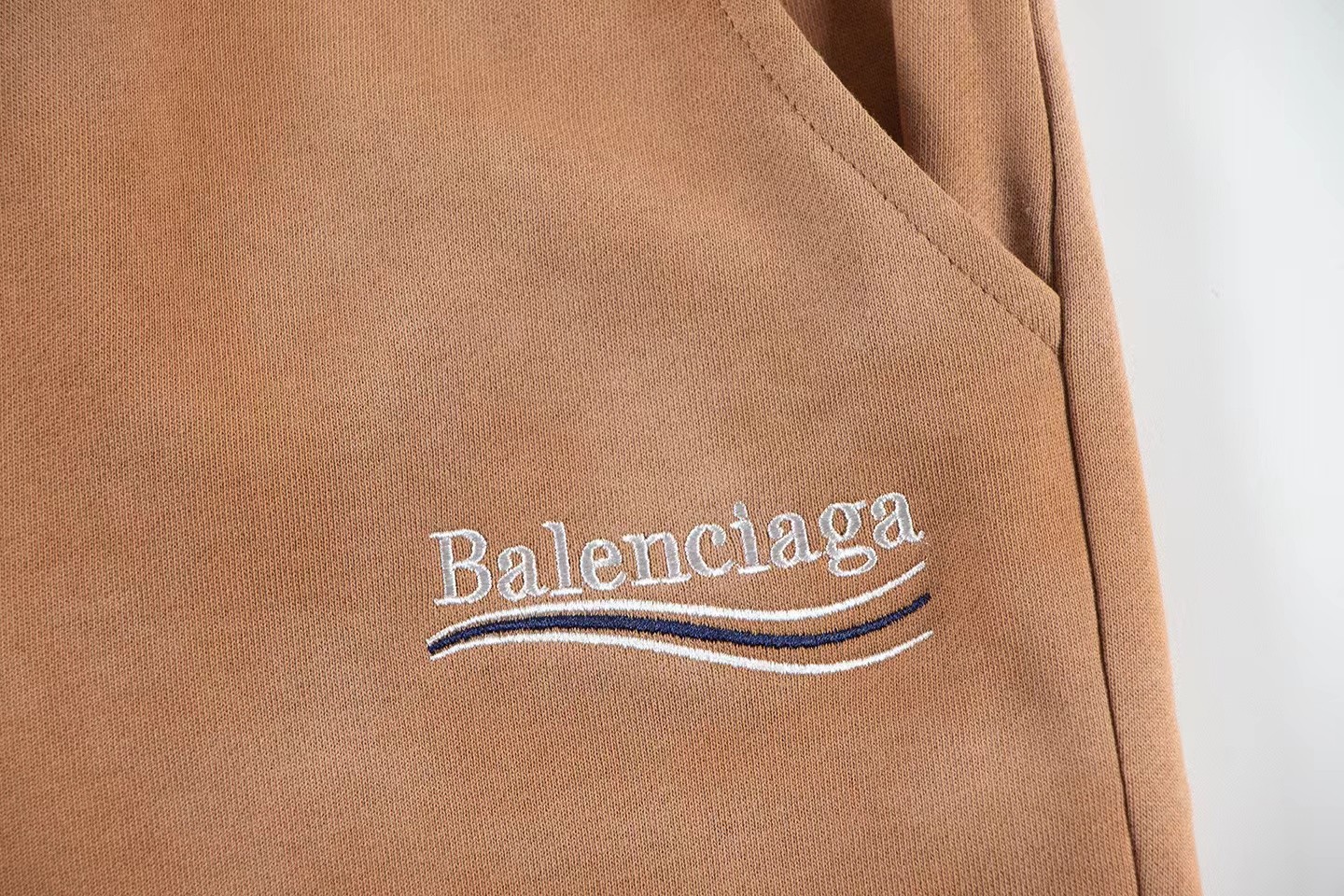 Balenciaga 高仿焦糖棕染色運動褲 休閒風格穿搭首選| 13 Balenciaga 高仿焦糖棕染色運動褲 休閒風格穿搭首選