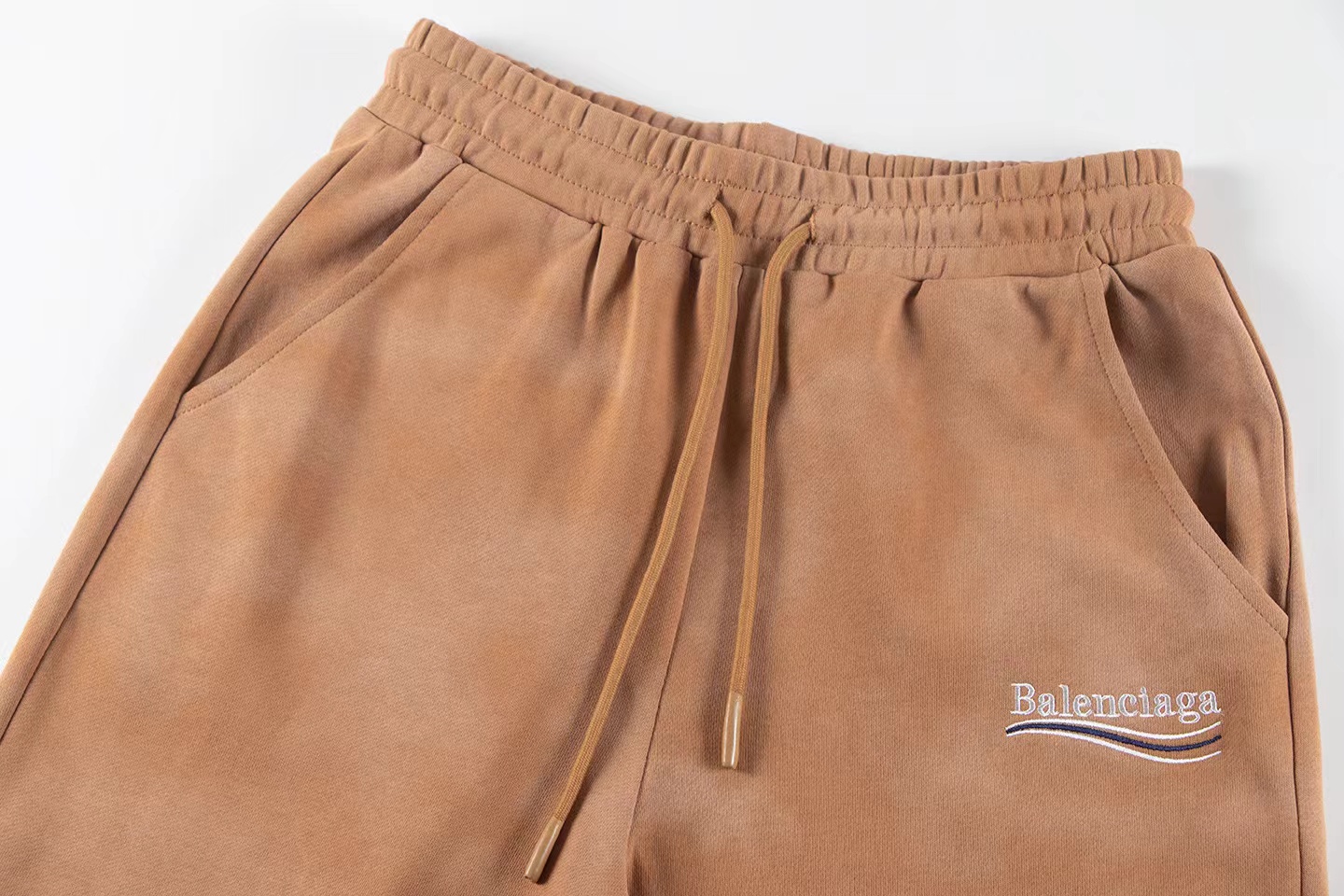 Balenciaga 高仿焦糖棕染色運動褲 休閒風格穿搭首選| 12 Balenciaga 高仿焦糖棕染色運動褲 休閒風格穿搭首選
