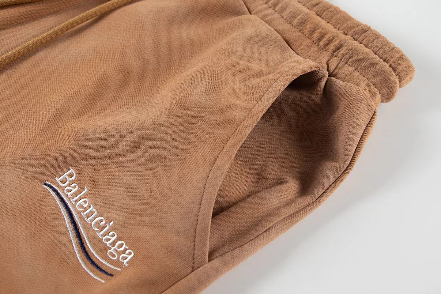 Balenciaga 高仿焦糖棕染色運動褲 休閒風格穿搭首選| 10 Balenciaga 高仿焦糖棕染色運動褲 休閒風格穿搭首選