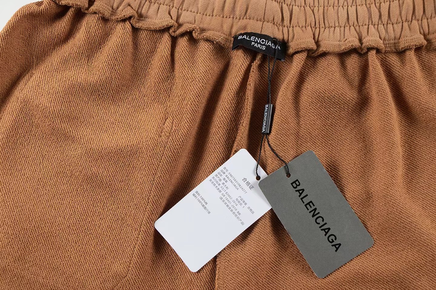 Balenciaga 高仿焦糖棕染色運動褲 休閒風格穿搭首選| 9 Balenciaga 高仿焦糖棕染色運動褲 休閒風格穿搭首選