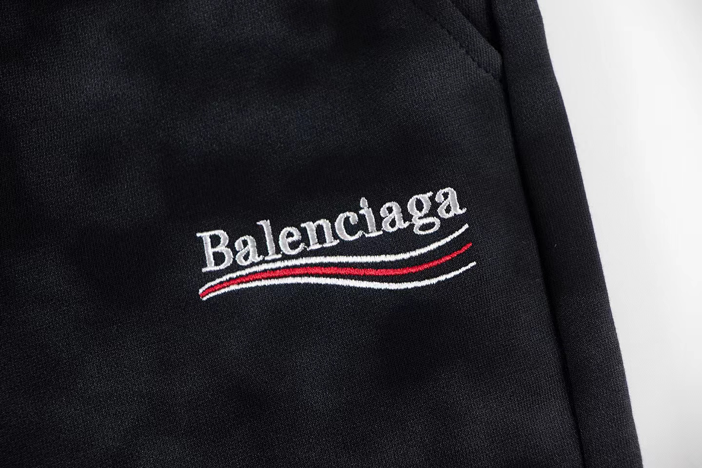 Balenciaga 高仿黑灰暈染運動褲 潮流沉穩風格人氣款| 13 Balenciaga 高仿黑灰暈染運動褲 潮流沉穩風格人氣款