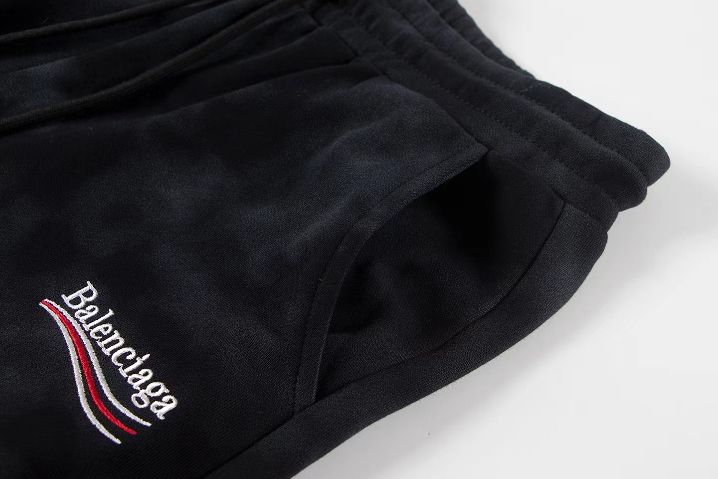 Balenciaga 高仿黑灰暈染運動褲 潮流沉穩風格人氣款| 11 Balenciaga 高仿黑灰暈染運動褲 潮流沉穩風格人氣款