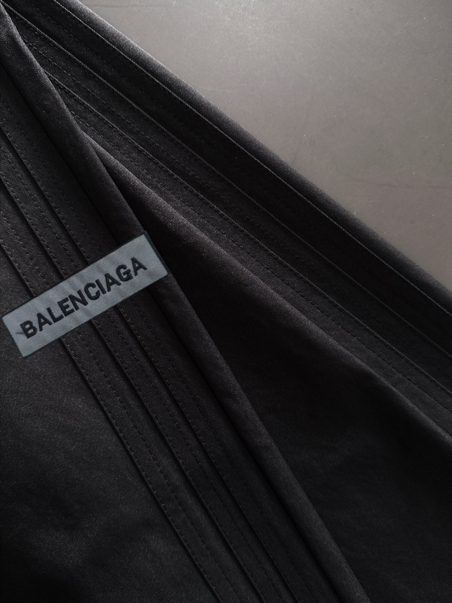 Balenciaga 高仿黑色平織運動褲 低調標籤街頭風格| 11 Balenciaga 高仿黑色平織運動褲 低調標籤街頭風格