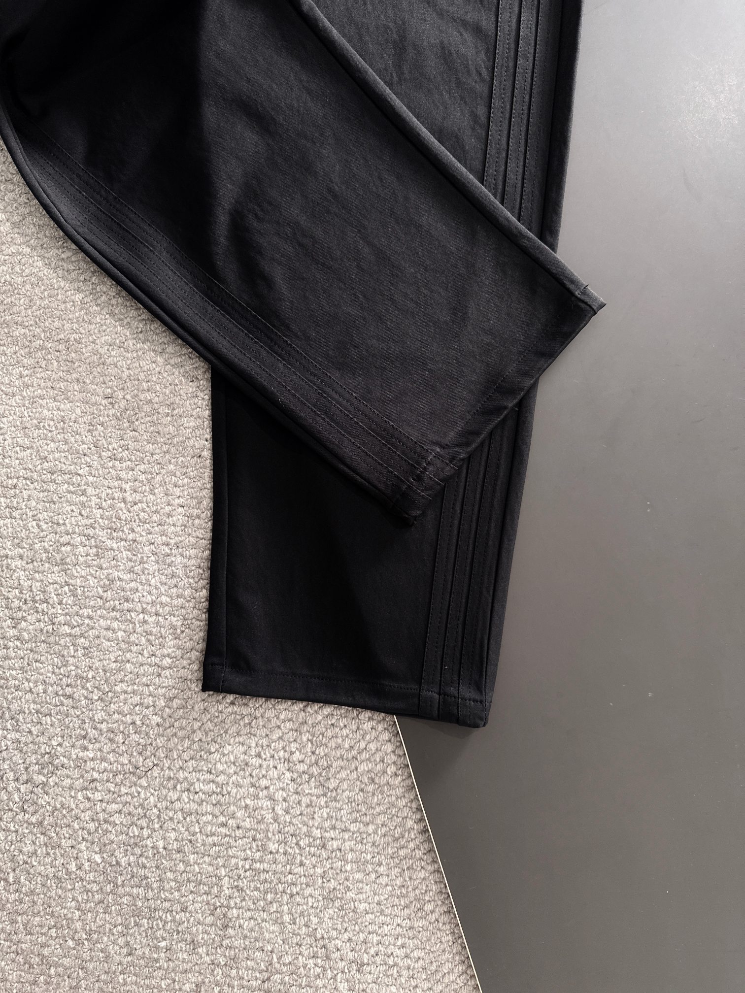 Balenciaga 高仿黑色平織運動褲 低調標籤街頭風格| 10 Balenciaga 高仿黑色平織運動褲 低調標籤街頭風格