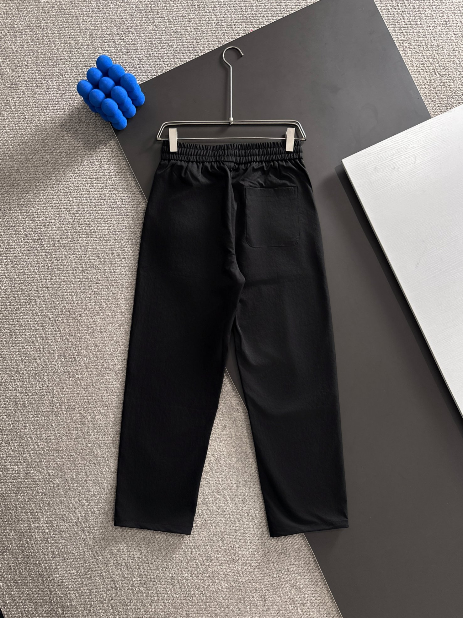 Balenciaga 高仿黑色平織運動褲 低調標籤街頭風格| 7 Balenciaga 高仿黑色平織運動褲 低調標籤街頭風格