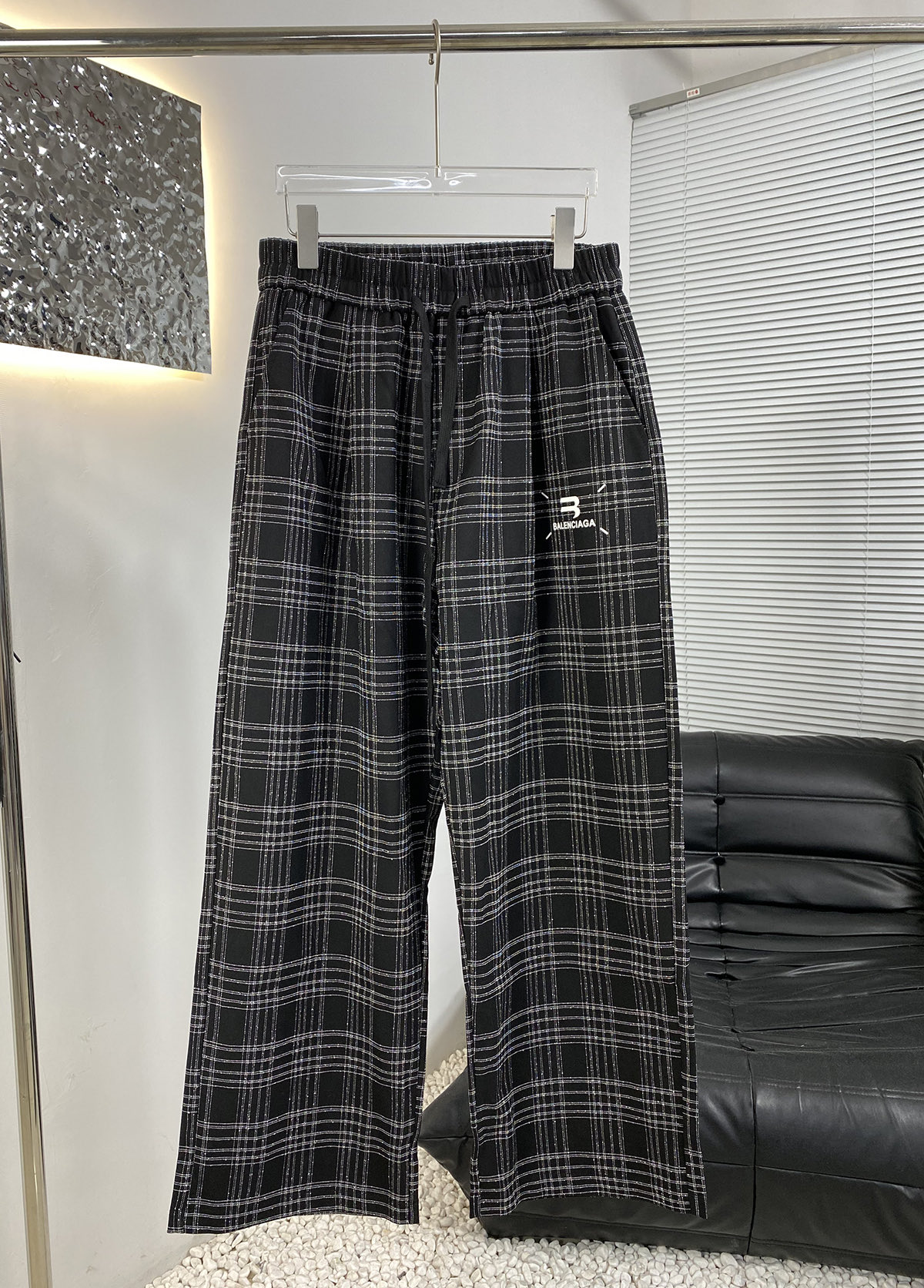Balenciaga 原單格紋寬褲 復古學院風街頭必備款| 12 Balenciaga 原單格紋寬褲 復古學院風街頭必備款