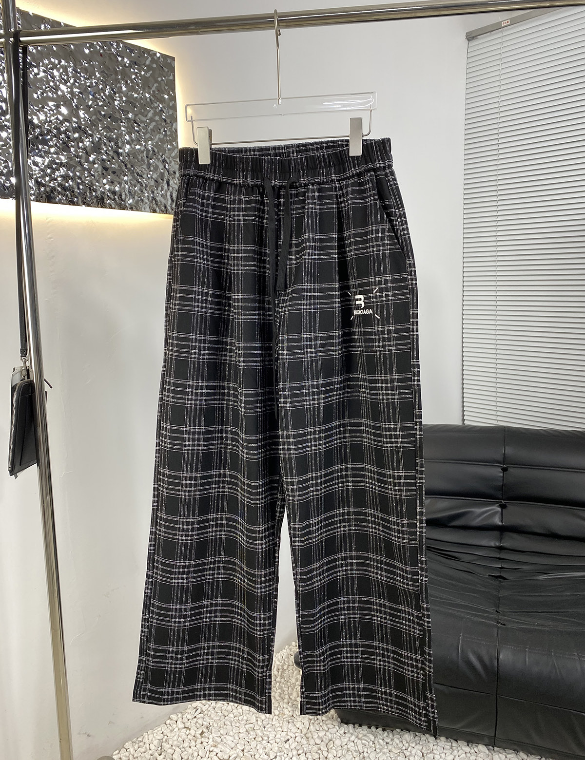 Balenciaga 原單格紋寬褲 復古學院風街頭必備款| 10 Balenciaga 原單格紋寬褲 復古學院風街頭必備款