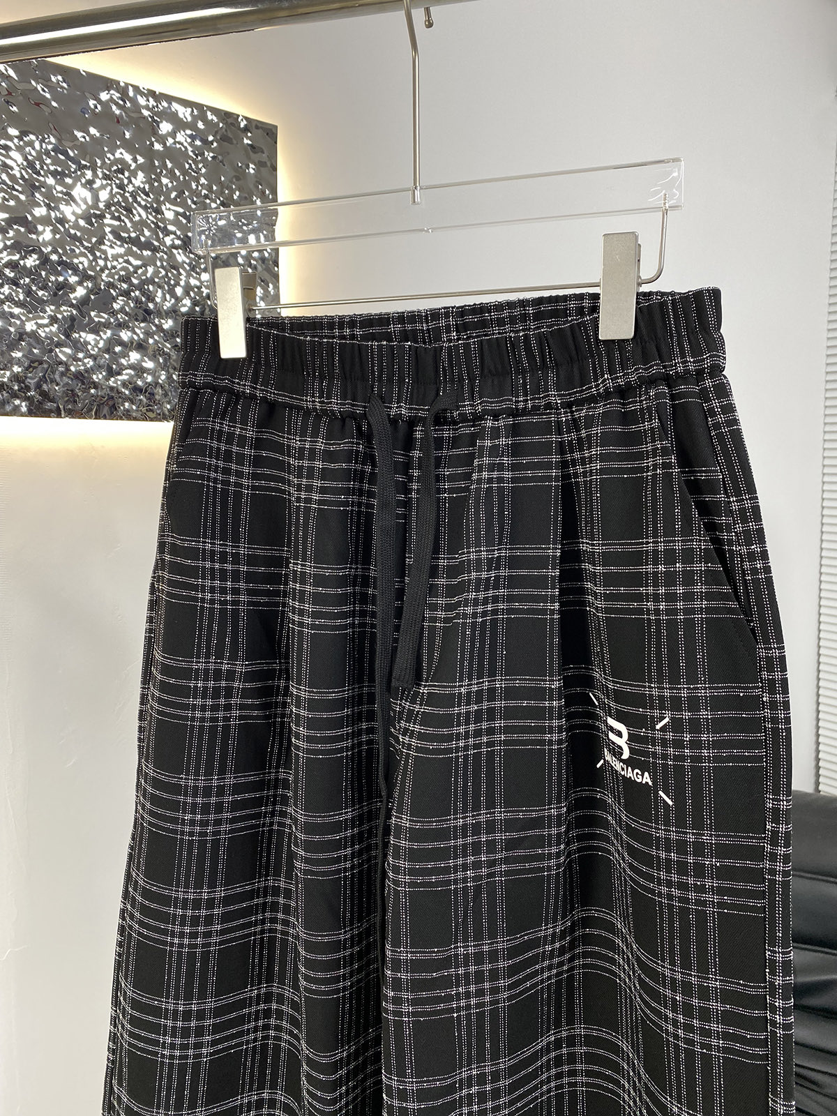 Balenciaga 原單格紋寬褲 復古學院風街頭必備款| 9 Balenciaga 原單格紋寬褲 復古學院風街頭必備款