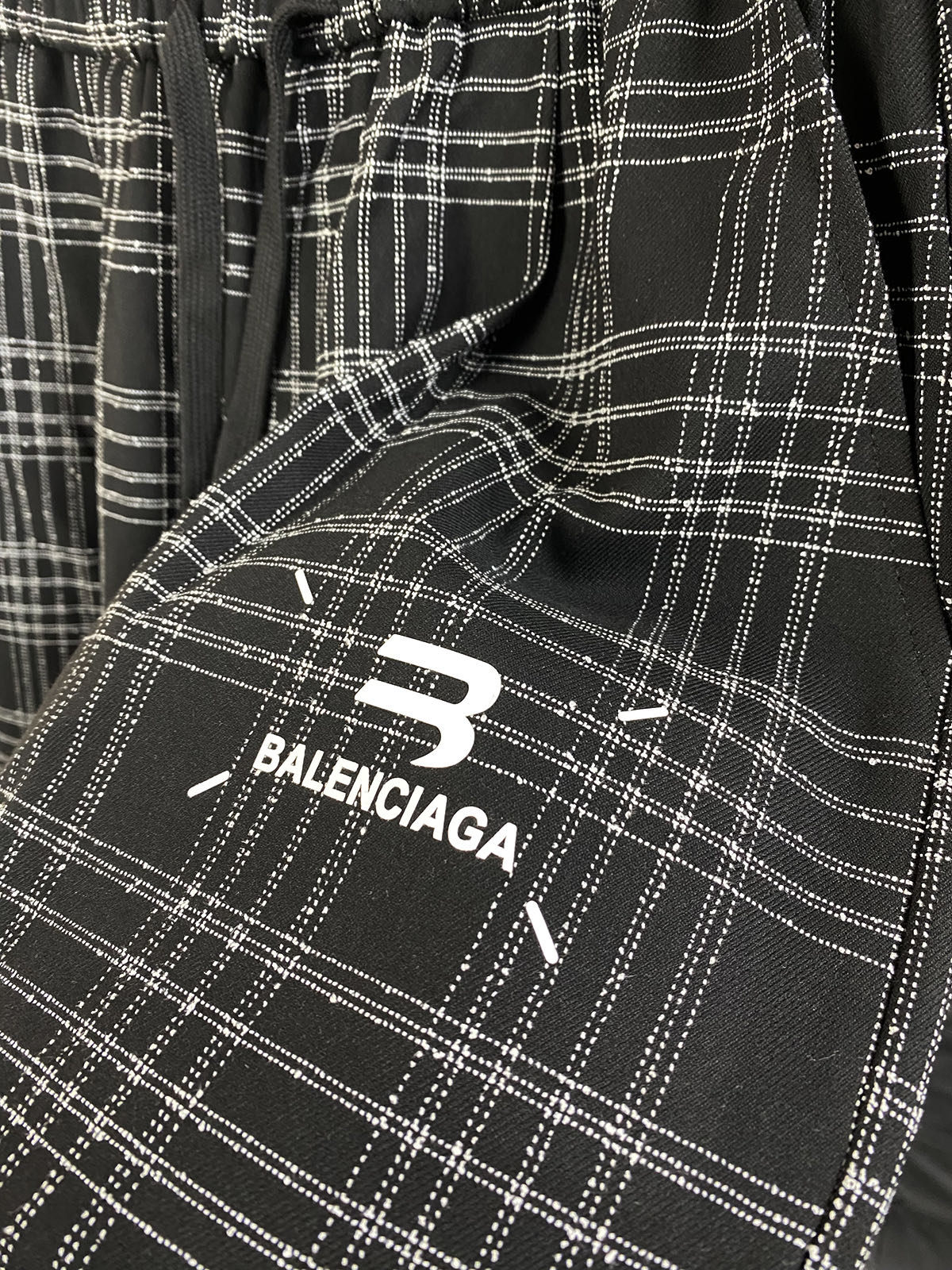 Balenciaga 原單格紋寬褲 復古學院風街頭必備款| 8 Balenciaga 原單格紋寬褲 復古學院風街頭必備款