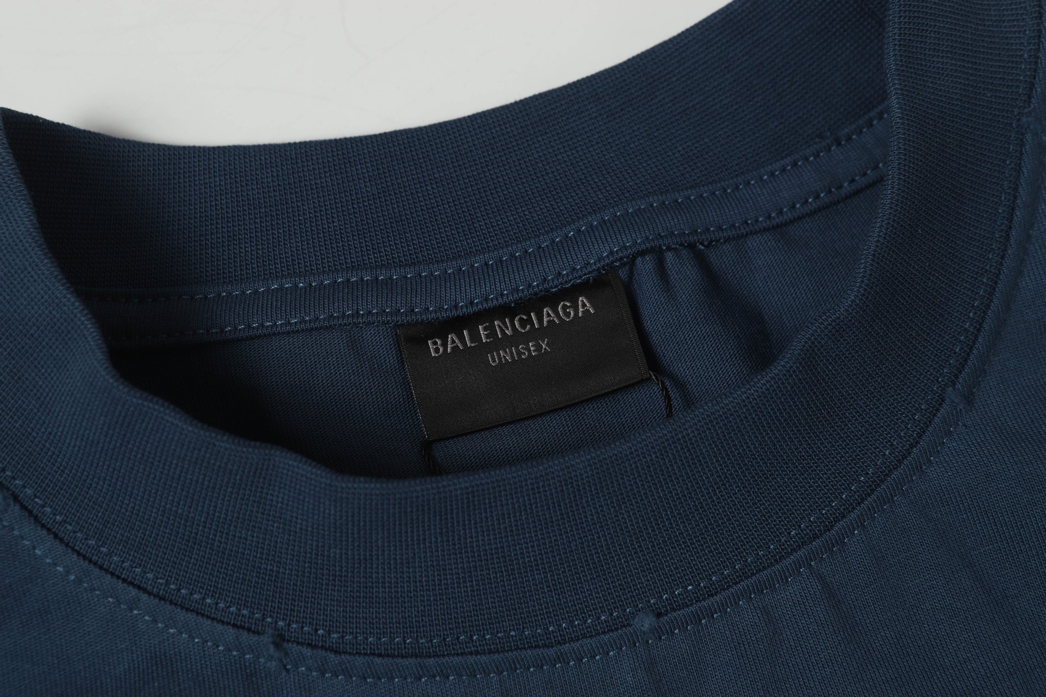 Balenciaga 高仿男款徽章刺繡短袖T恤 百搭簡約潮感推薦款| 13 Balenciaga 高仿男款徽章刺繡短袖T恤 百搭簡約潮感推薦款