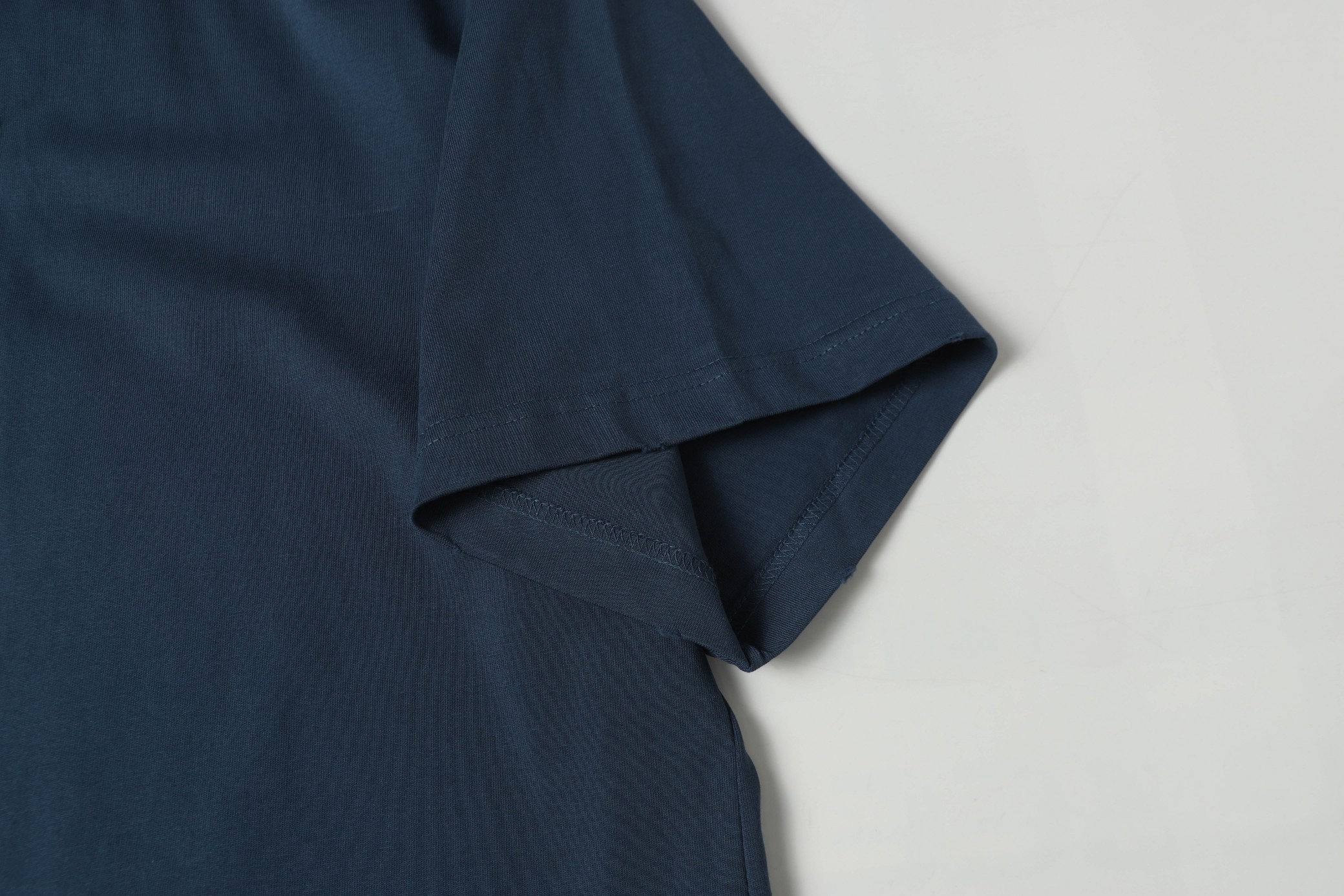 Balenciaga 高仿男款徽章刺繡短袖T恤 百搭簡約潮感推薦款| 9 Balenciaga 高仿男款徽章刺繡短袖T恤 百搭簡約潮感推薦款