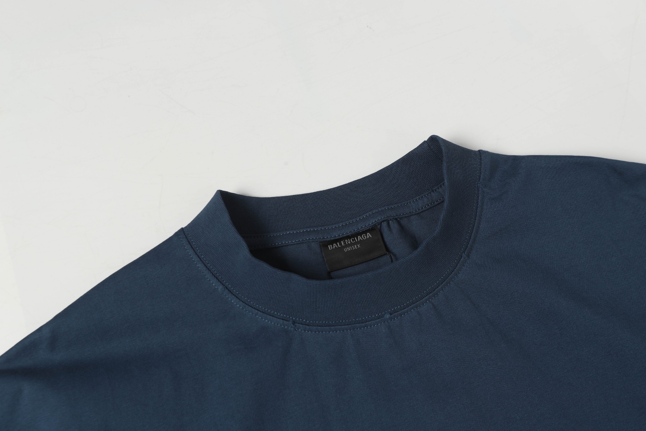 Balenciaga 高仿男款徽章刺繡短袖T恤 百搭簡約潮感推薦款| 8 Balenciaga 高仿男款徽章刺繡短袖T恤 百搭簡約潮感推薦款