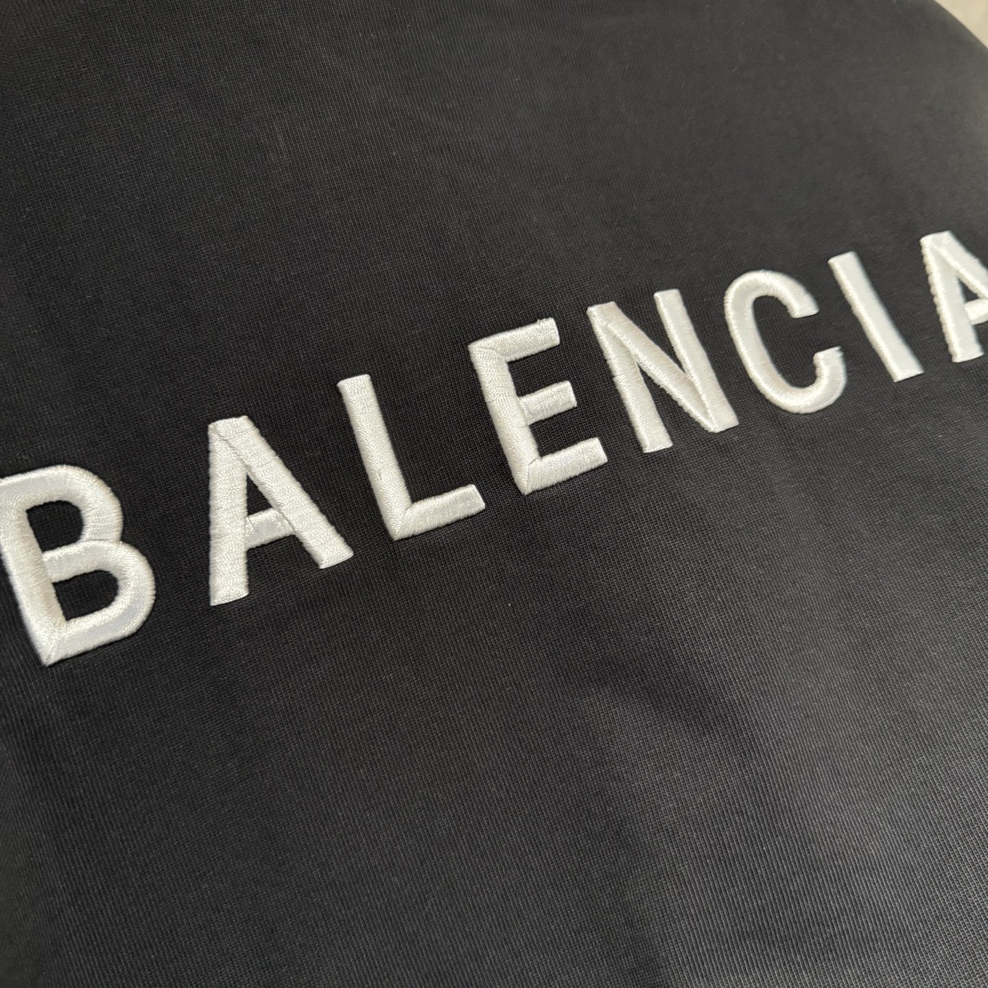 Balenciaga 高仿男士黑色長袖T恤 LOGO簡約設計秋冬必備| 8 Balenciaga 高仿男士黑色長袖T恤 LOGO簡約設計秋冬必備