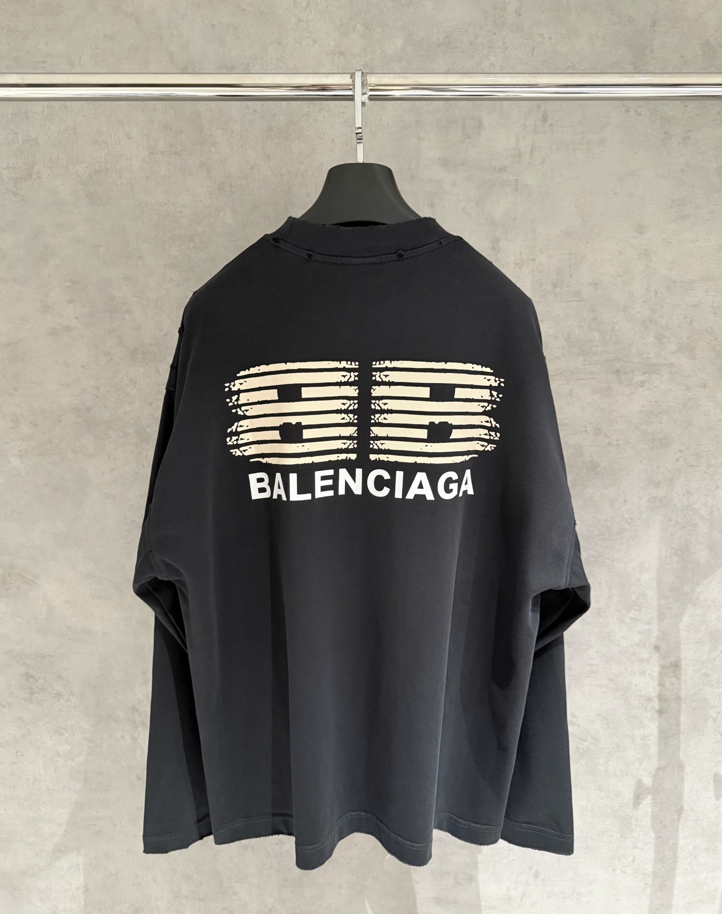 Balenciaga 高仿灰黑色長袖T恤 LOGO簡潔百搭日常首選| 14 Balenciaga 高仿灰黑色長袖T恤 LOGO簡潔百搭日常首選