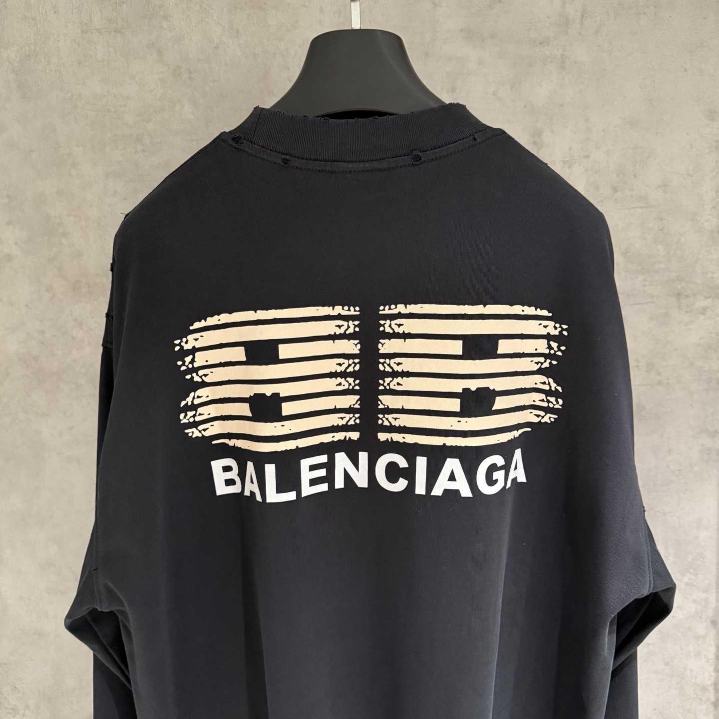Balenciaga 高仿灰黑色長袖T恤 LOGO簡潔百搭日常首選| 12 Balenciaga 高仿灰黑色長袖T恤 LOGO簡潔百搭日常首選