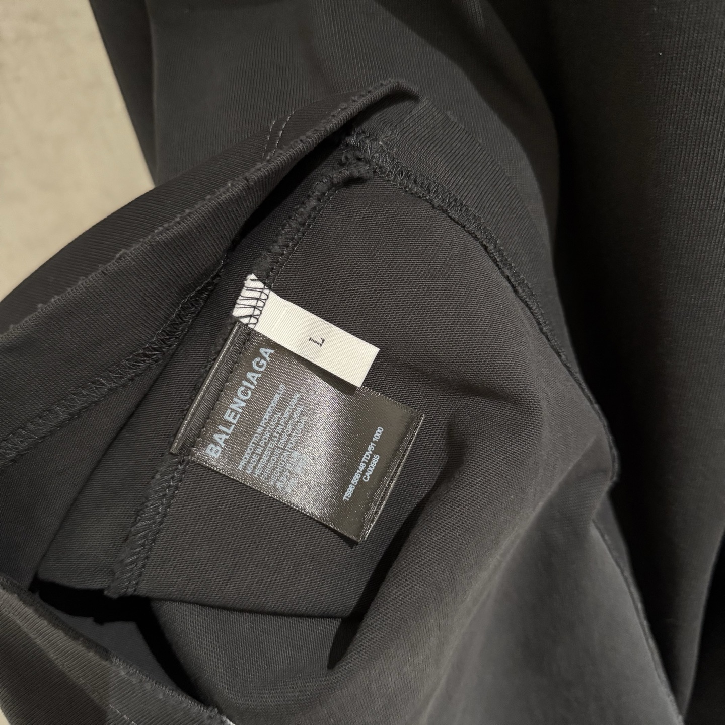 Balenciaga 高仿灰黑色長袖T恤 LOGO簡潔百搭日常首選| 8 Balenciaga 高仿灰黑色長袖T恤 LOGO簡潔百搭日常首選