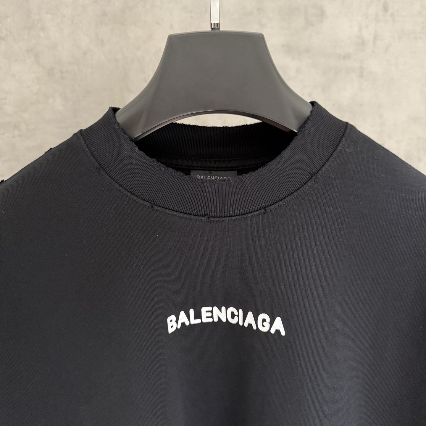 Balenciaga 高仿男士破損LOGO長袖T恤 微刷破設計秋冬風格款| 10 Balenciaga 高仿男士破損LOGO長袖T恤 微刷破設計秋冬風格款