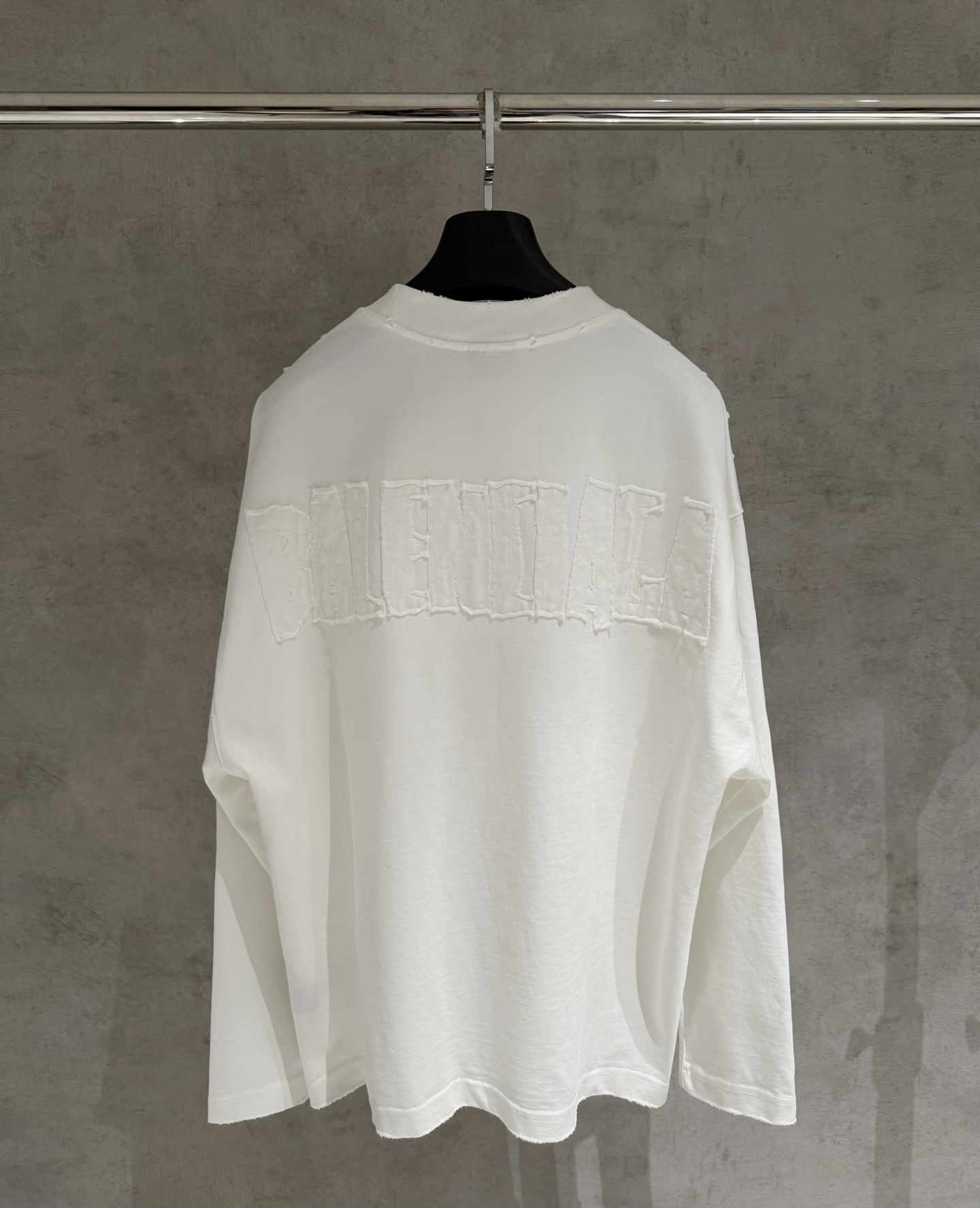 Balenciaga 高仿白色浮雕LOGO長袖T恤 立體質感百搭單品| 14 Balenciaga 高仿白色浮雕LOGO長袖T恤 立體質感百搭單品