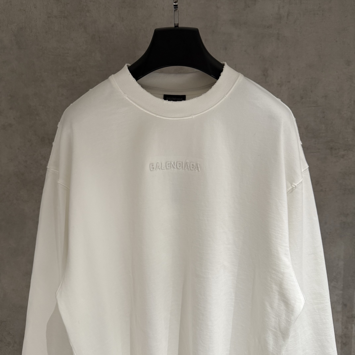 Balenciaga 高仿白色浮雕LOGO長袖T恤 立體質感百搭單品| 13 Balenciaga 高仿白色浮雕LOGO長袖T恤 立體質感百搭單品
