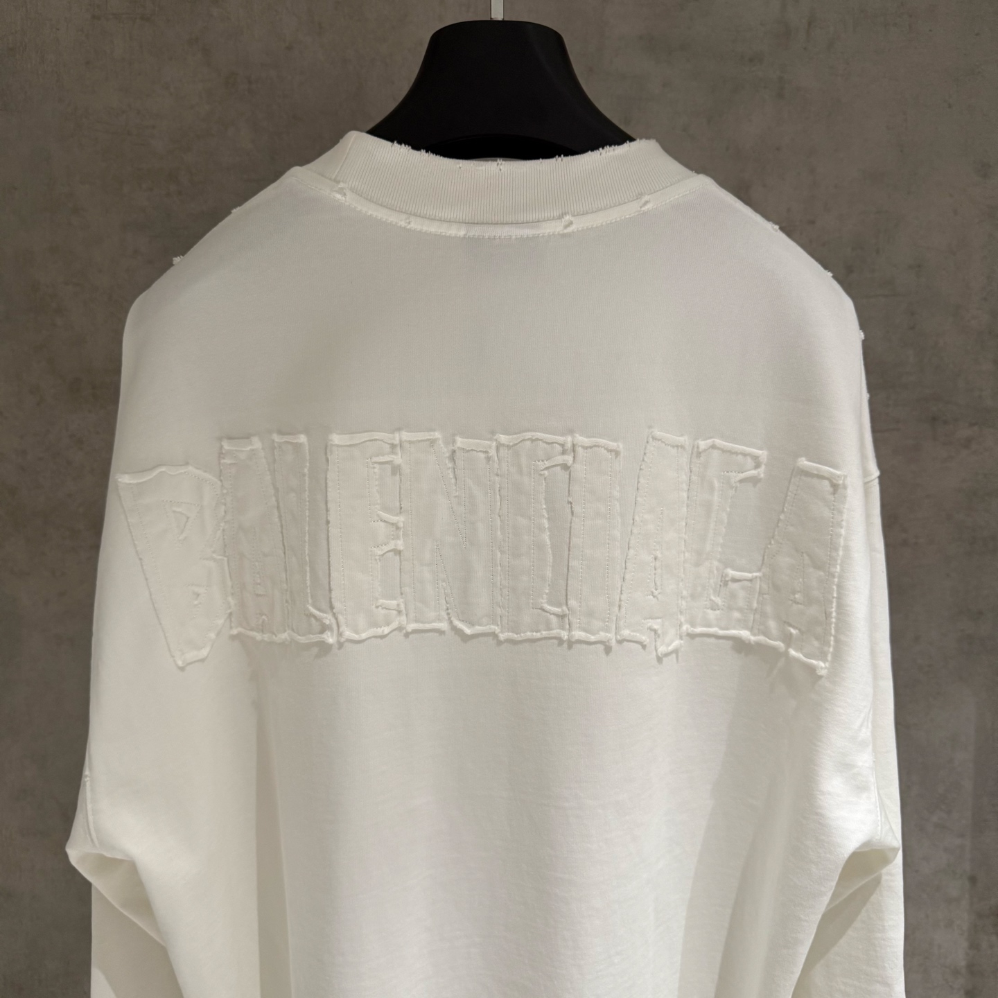 Balenciaga 高仿白色浮雕LOGO長袖T恤 立體質感百搭單品| 12 Balenciaga 高仿白色浮雕LOGO長袖T恤 立體質感百搭單品