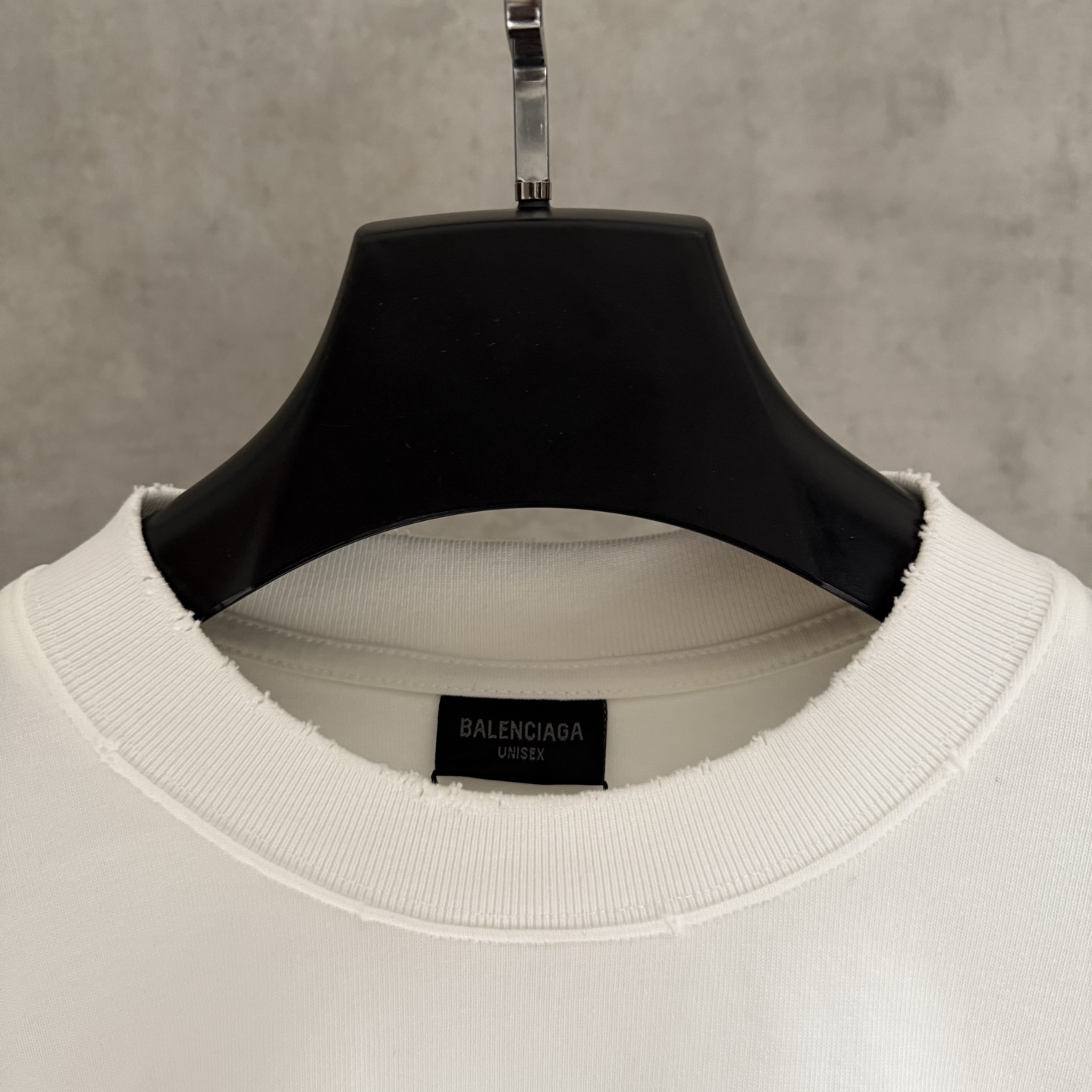 Balenciaga 高仿白色浮雕LOGO長袖T恤 立體質感百搭單品| 11 Balenciaga 高仿白色浮雕LOGO長袖T恤 立體質感百搭單品