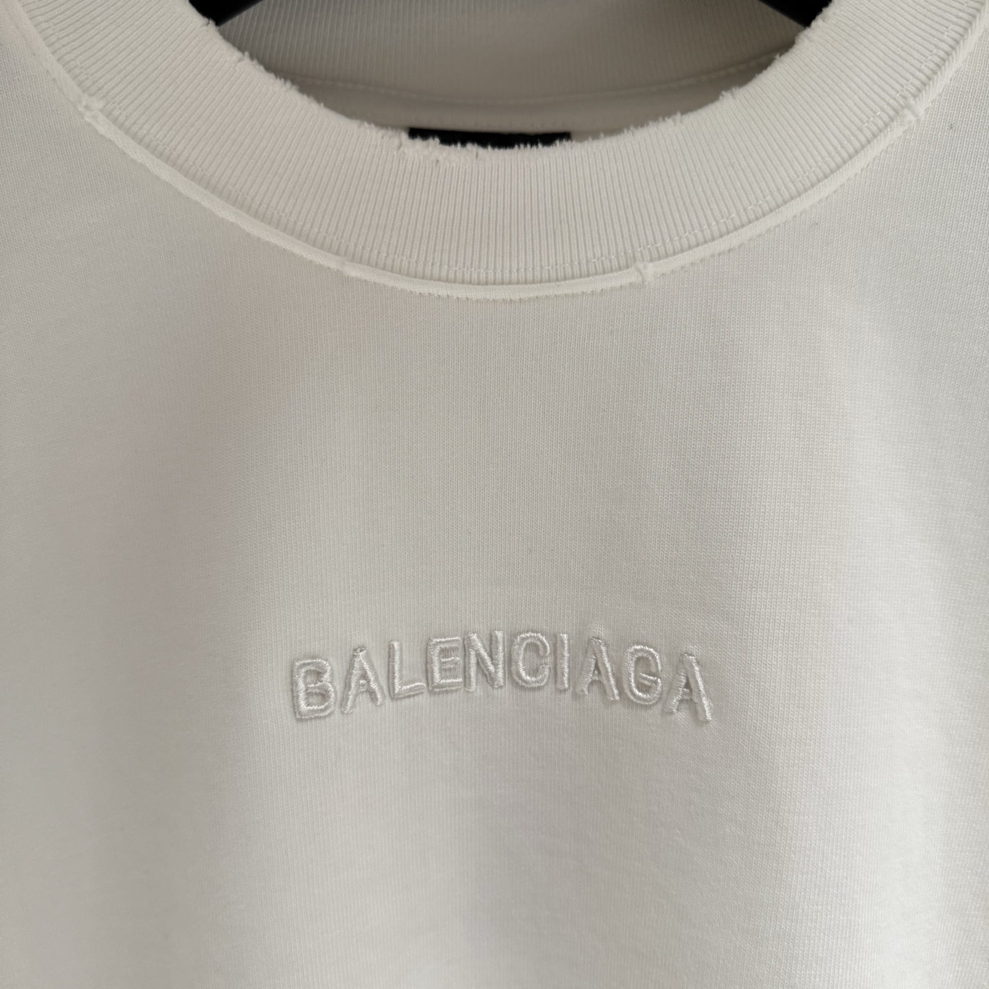 Balenciaga 高仿白色浮雕LOGO長袖T恤 立體質感百搭單品| 10 Balenciaga 高仿白色浮雕LOGO長袖T恤 立體質感百搭單品