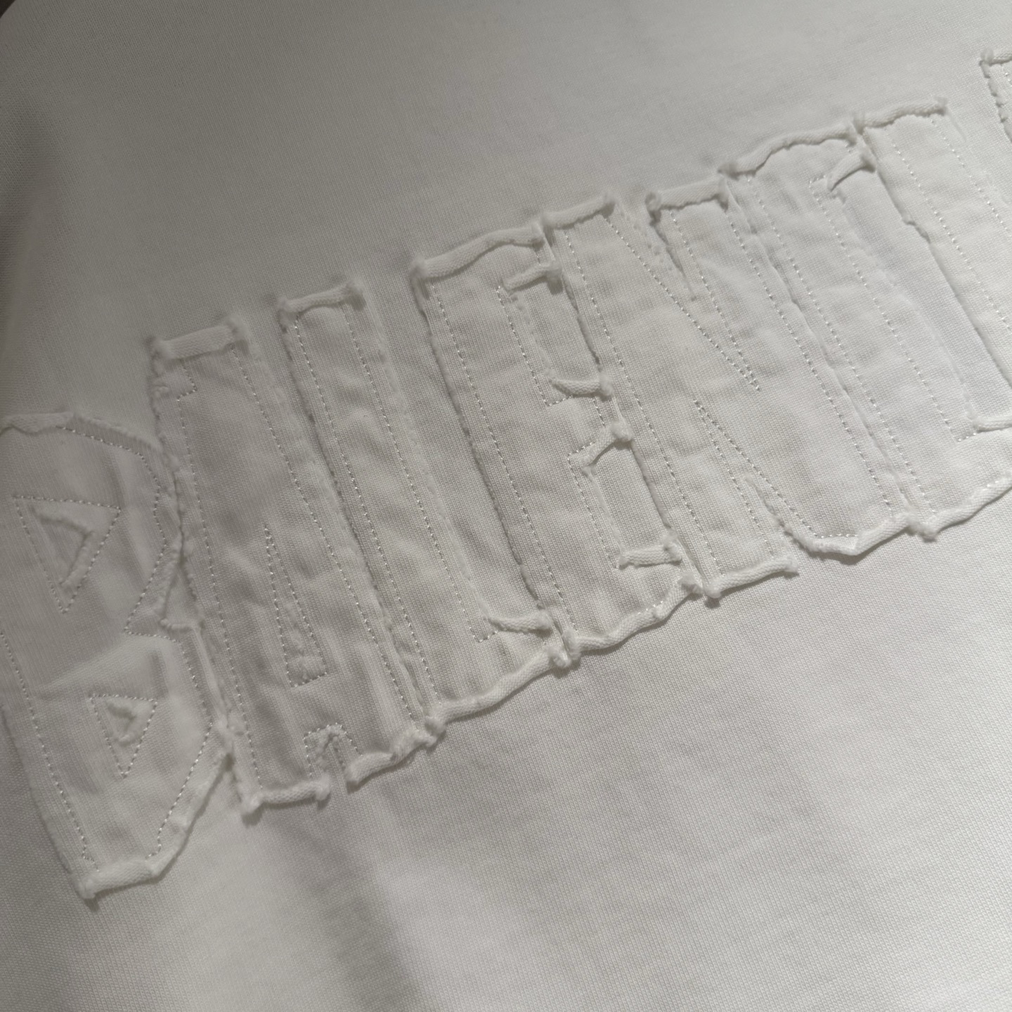 Balenciaga 高仿白色浮雕LOGO長袖T恤 立體質感百搭單品| 9 Balenciaga 高仿白色浮雕LOGO長袖T恤 立體質感百搭單品