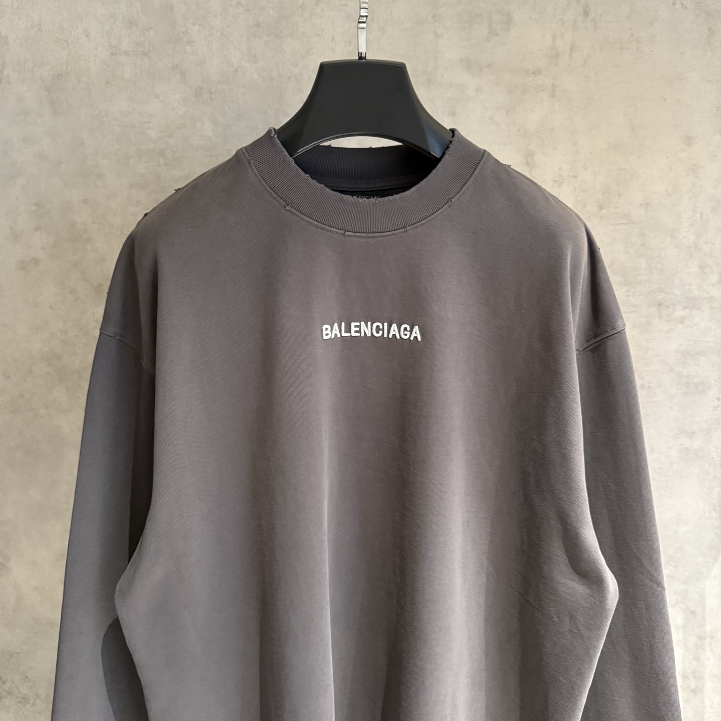 Balenciaga 高仿灰色男款LOGO長袖T恤 潮感日常推薦單品| 13 Balenciaga 高仿灰色男款LOGO長袖T恤 潮感日常推薦單品