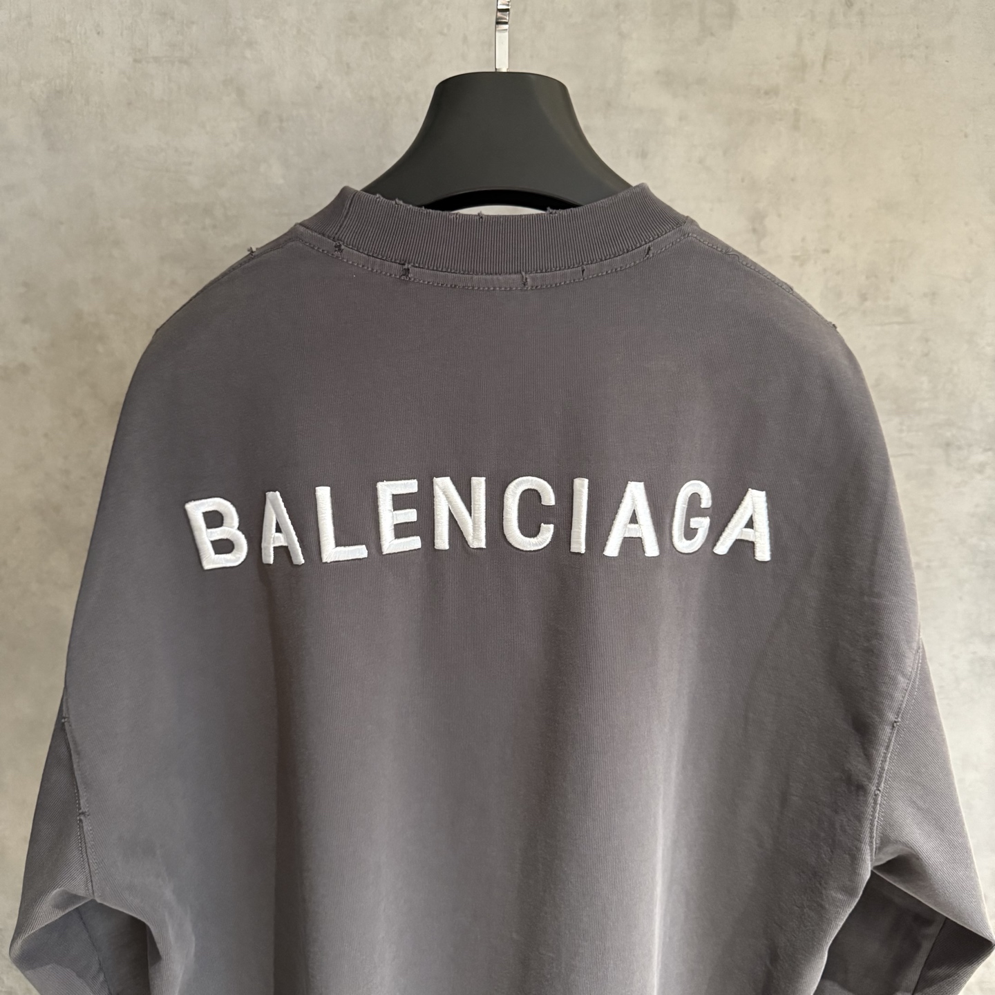 Balenciaga 高仿灰色男款LOGO長袖T恤 潮感日常推薦單品| 12 Balenciaga 高仿灰色男款LOGO長袖T恤 潮感日常推薦單品