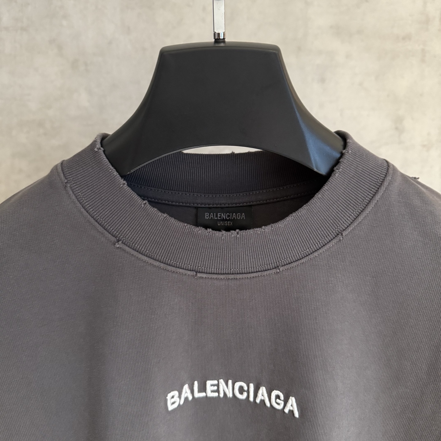 Balenciaga 高仿灰色男款LOGO長袖T恤 潮感日常推薦單品| 11 Balenciaga 高仿灰色男款LOGO長袖T恤 潮感日常推薦單品