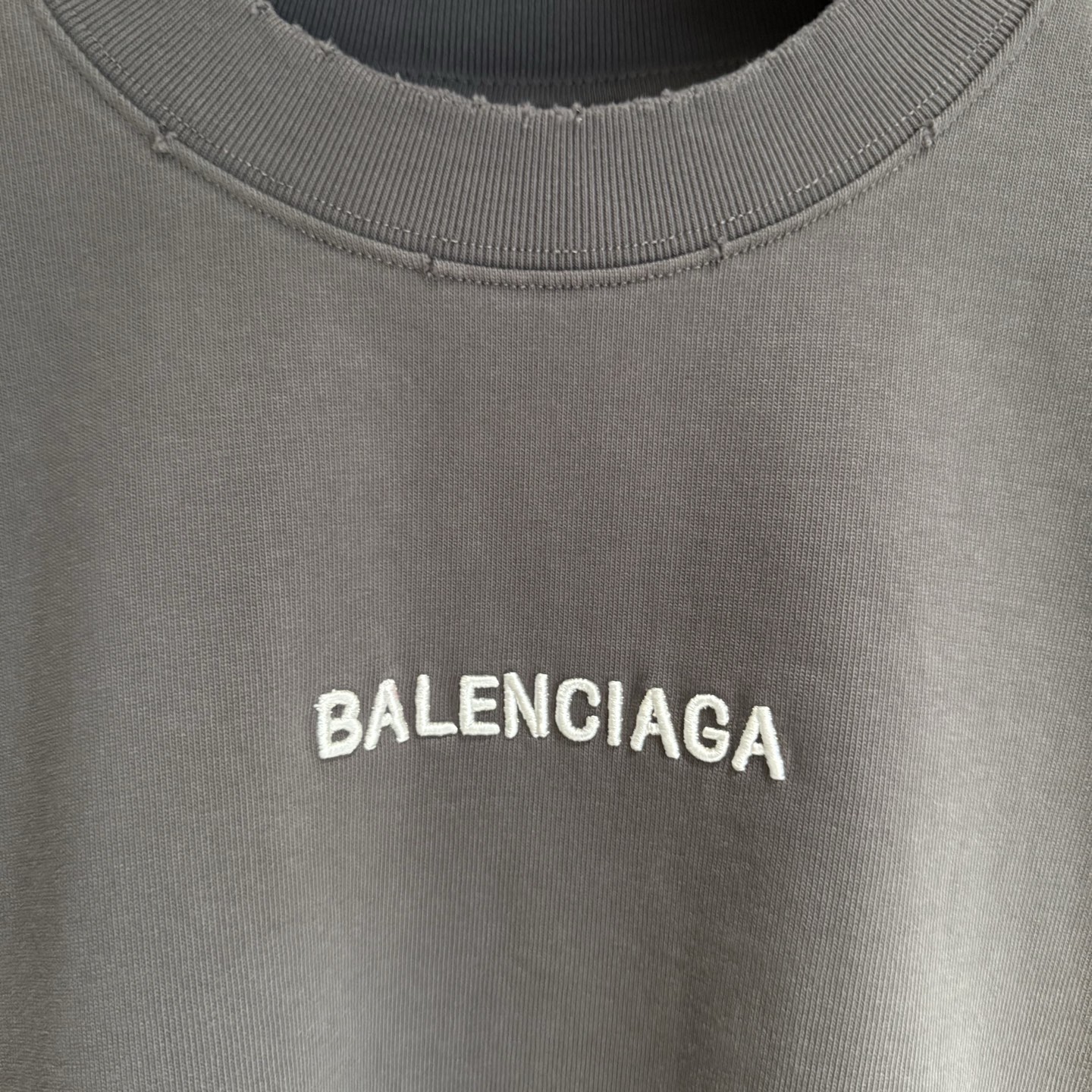 Balenciaga 高仿灰色男款LOGO長袖T恤 潮感日常推薦單品| 10 Balenciaga 高仿灰色男款LOGO長袖T恤 潮感日常推薦單品