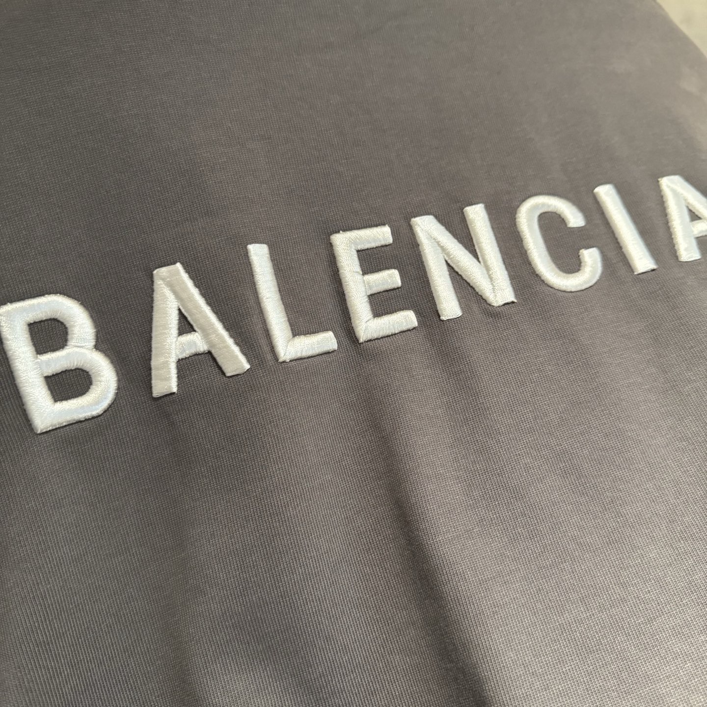 Balenciaga 高仿灰色男款LOGO長袖T恤 潮感日常推薦單品| 9 Balenciaga 高仿灰色男款LOGO長袖T恤 潮感日常推薦單品