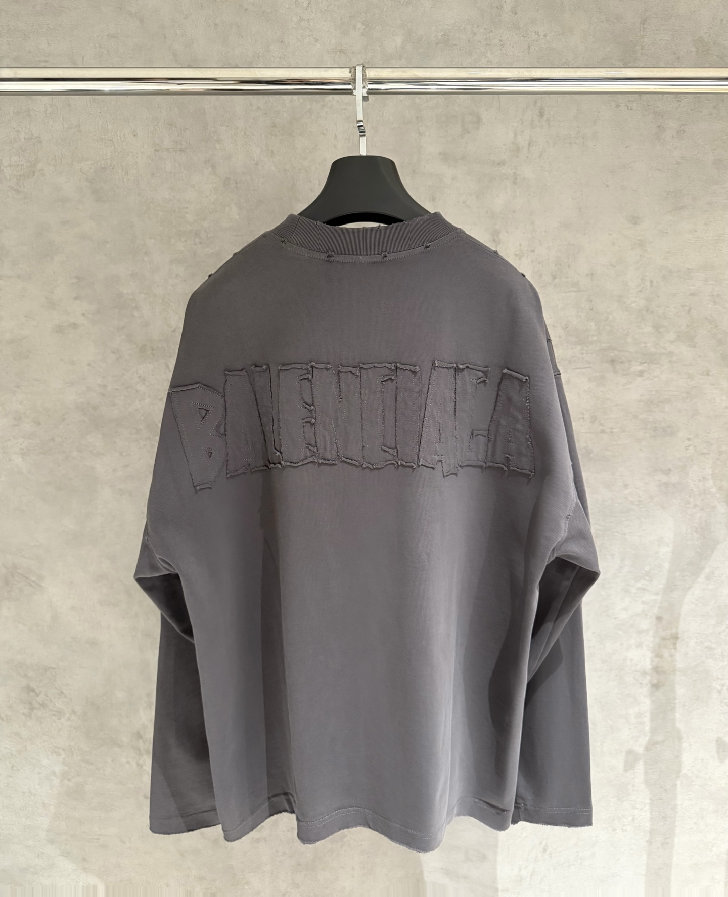 Balenciaga 高仿浮雕LOGO灰色長袖T恤 立體紋理簡約穿搭款| 14 Balenciaga 高仿浮雕LOGO灰色長袖T恤 立體紋理簡約穿搭款
