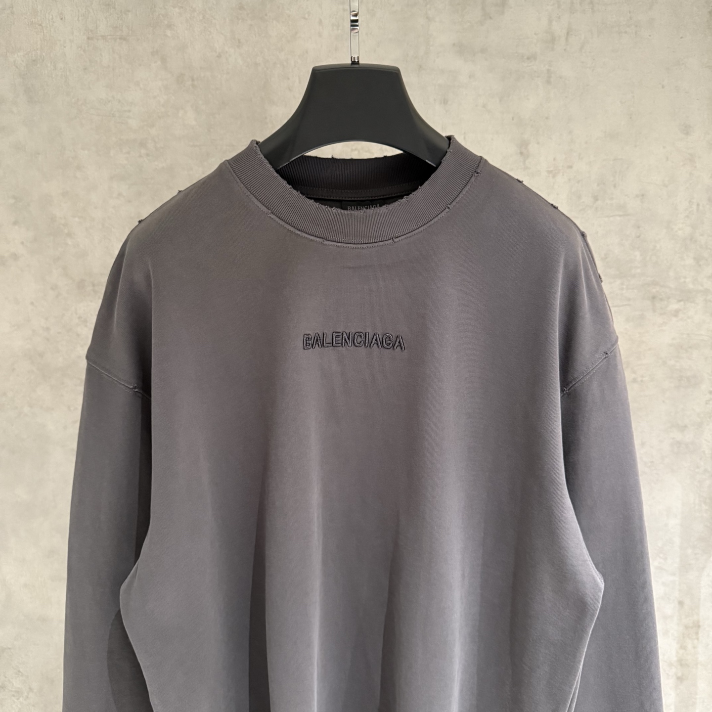 Balenciaga 高仿浮雕LOGO灰色長袖T恤 立體紋理簡約穿搭款| 13 Balenciaga 高仿浮雕LOGO灰色長袖T恤 立體紋理簡約穿搭款