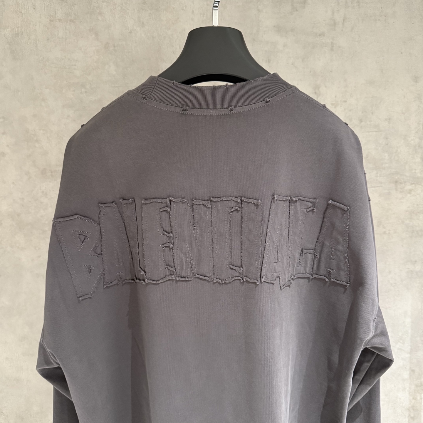 Balenciaga 高仿浮雕LOGO灰色長袖T恤 立體紋理簡約穿搭款| 12 Balenciaga 高仿浮雕LOGO灰色長袖T恤 立體紋理簡約穿搭款