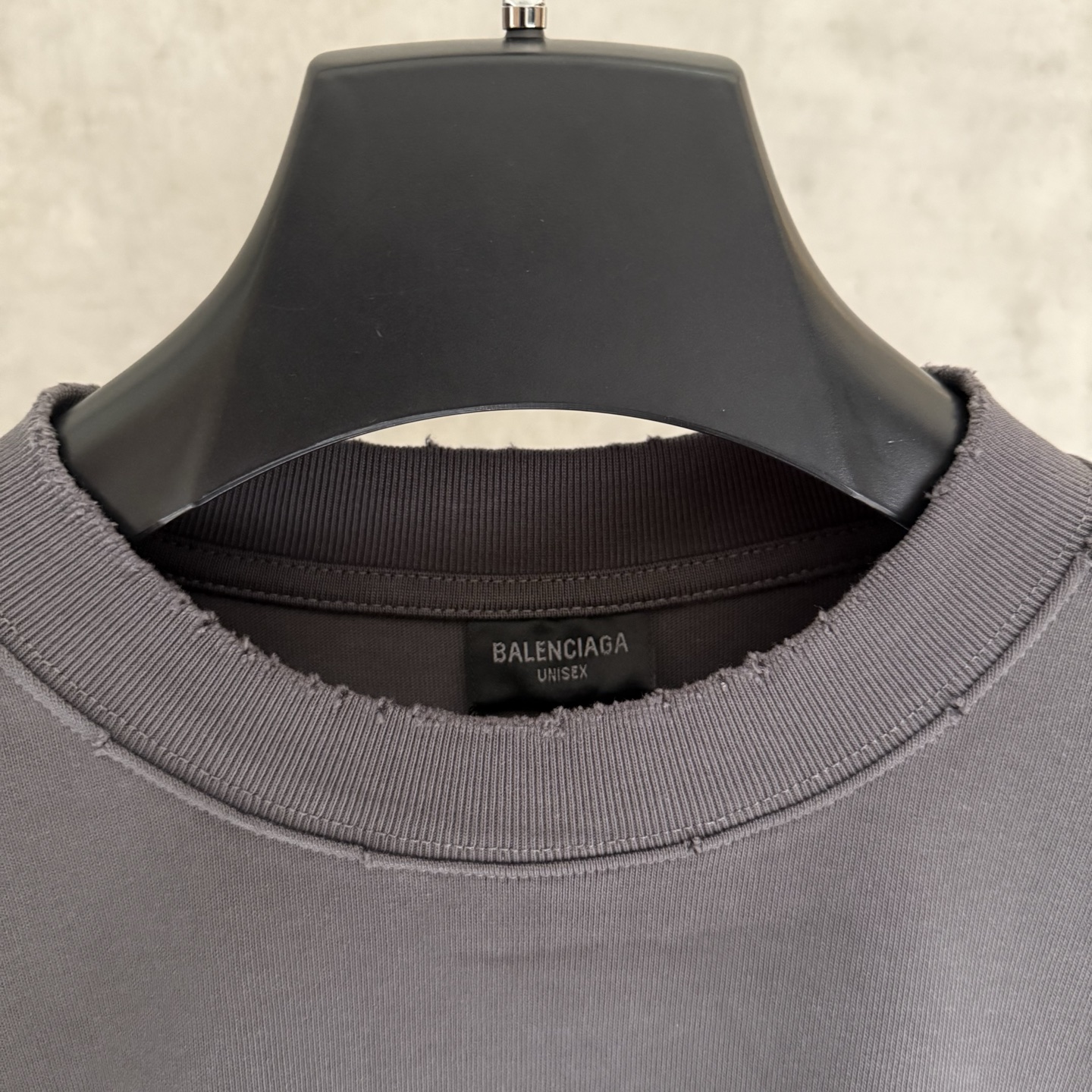 Balenciaga 高仿浮雕LOGO灰色長袖T恤 立體紋理簡約穿搭款| 11 Balenciaga 高仿浮雕LOGO灰色長袖T恤 立體紋理簡約穿搭款