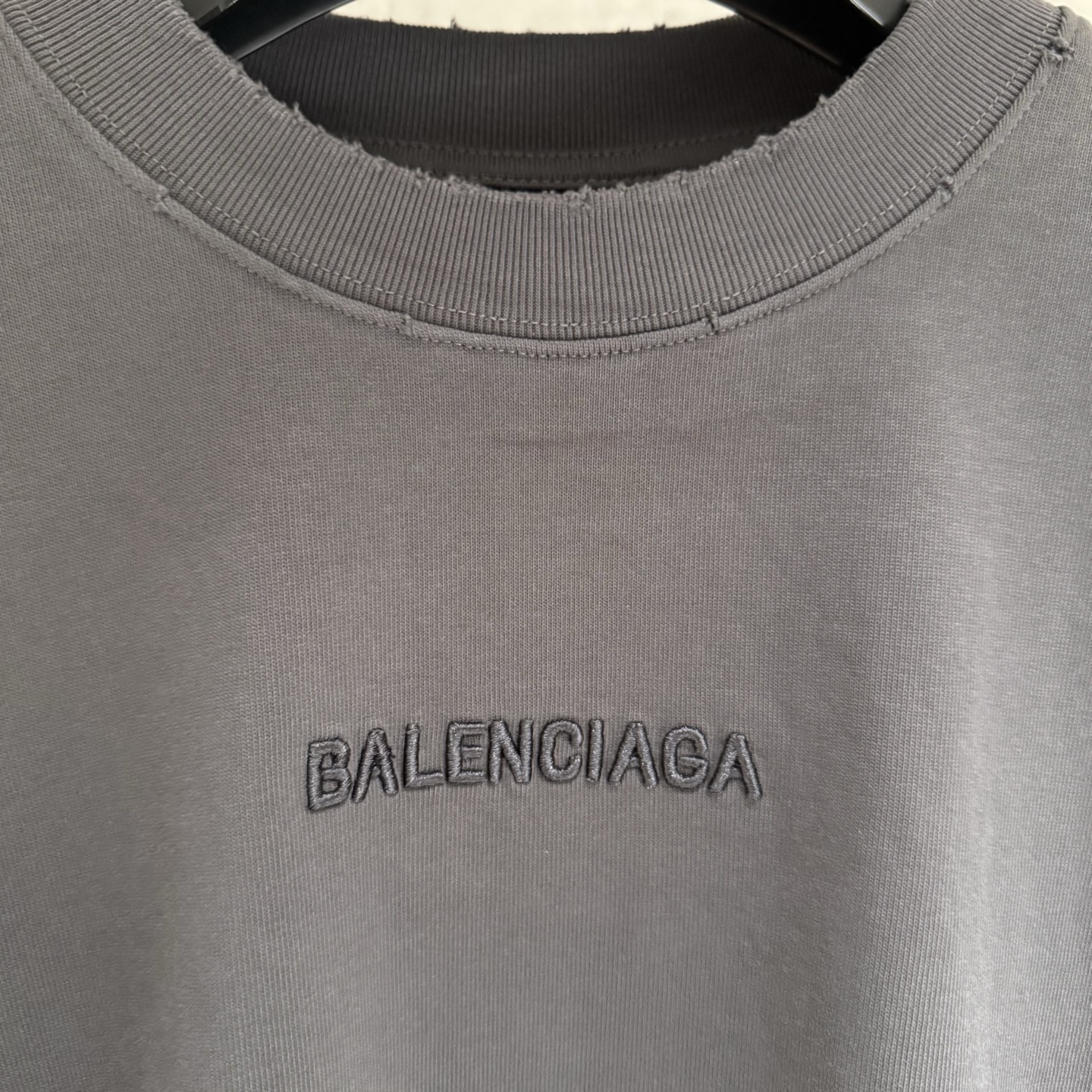 Balenciaga 高仿浮雕LOGO灰色長袖T恤 立體紋理簡約穿搭款| 10 Balenciaga 高仿浮雕LOGO灰色長袖T恤 立體紋理簡約穿搭款